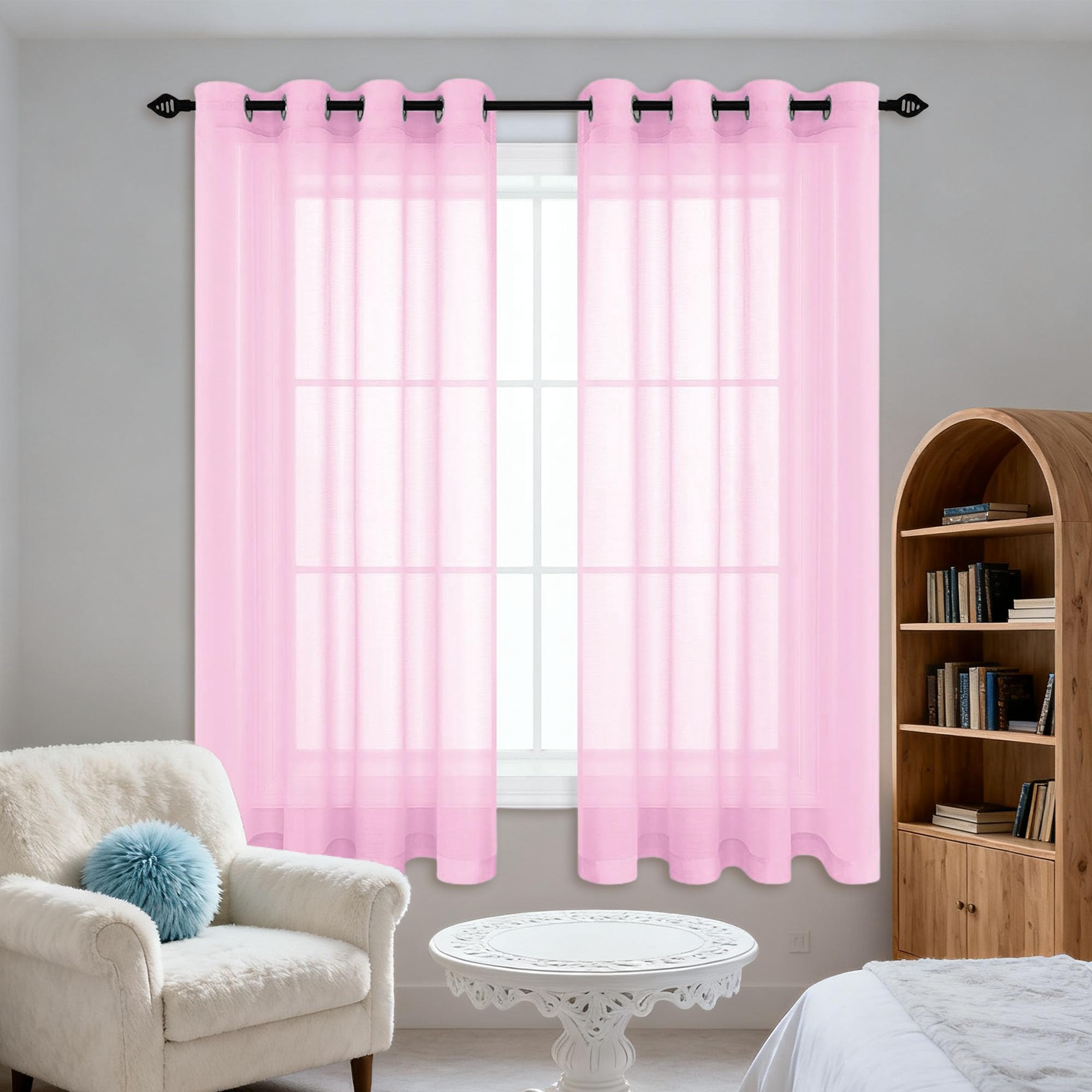 Voile romantique moderne rose pour filtrer la lumière du salon