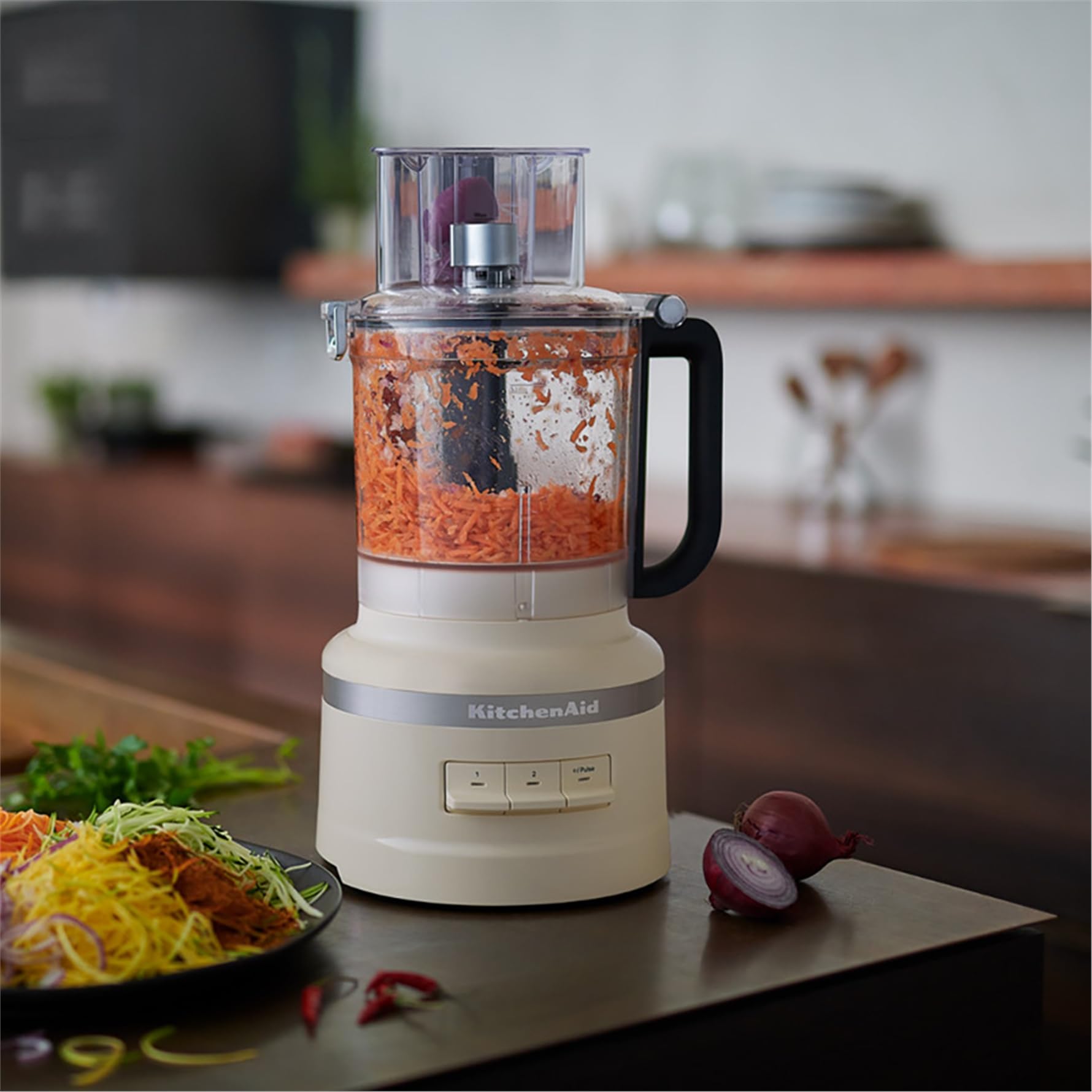 KitchenAid Robot da Cucina 3.1L, Affettatrice Regolabile ExactSlice, Kit Dadini, Grattugia Trita e Impasta, 7 Accessori, 3 Velocità e Pulse, Motore Potente, Ciotola Frigo-Safe, Almond Cream