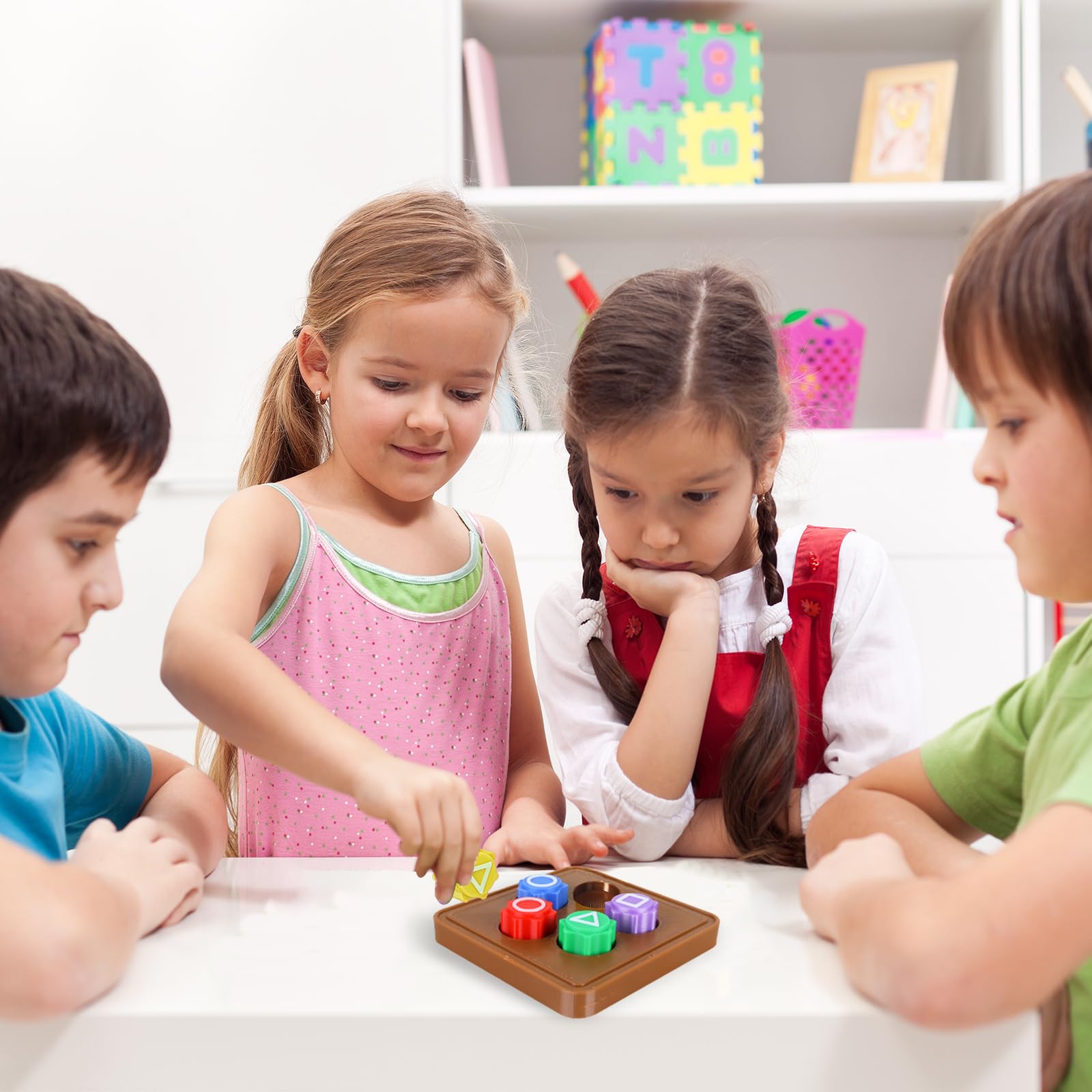 il gong-gi , un gioco tradizionale coreano che un tempo si giocava con le pietre, anche se ora vengono venduti gettoni di plastica progettati per il gioco. Il gong-gi inizia con i
