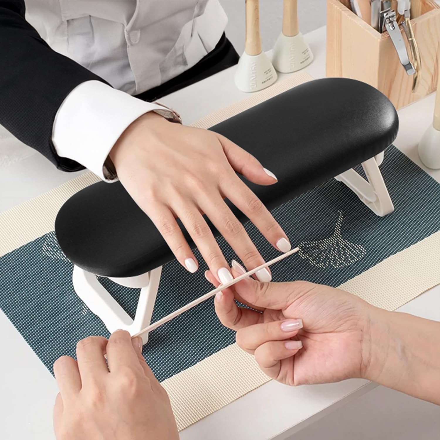 SQUADO Poggiamano per Unghie, Poggia Mani per Unghie in Pelle PU con Supporto Pieghevole, Cuscino Manicure Estetista, Cuscino per Unghie Antiscivolo per Nail Art, Nero