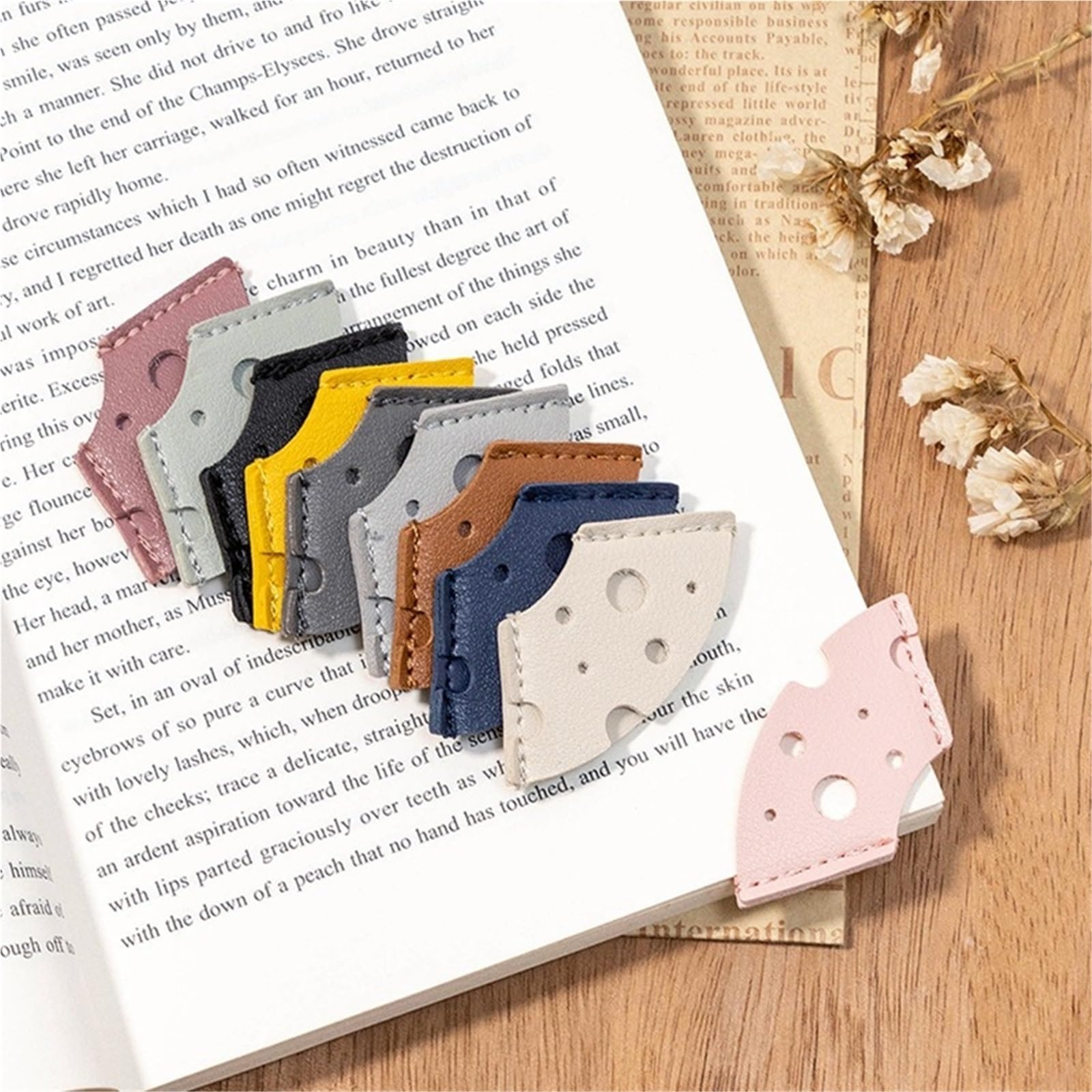 Ecke Seite Buch Marks Käse-Lesezeichen aus hohlem Leder