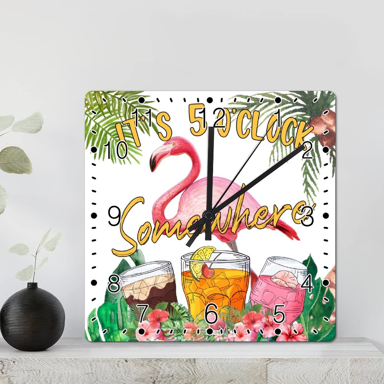 Horloge flamant rose carrée pour égayer un salon sombre avec humour