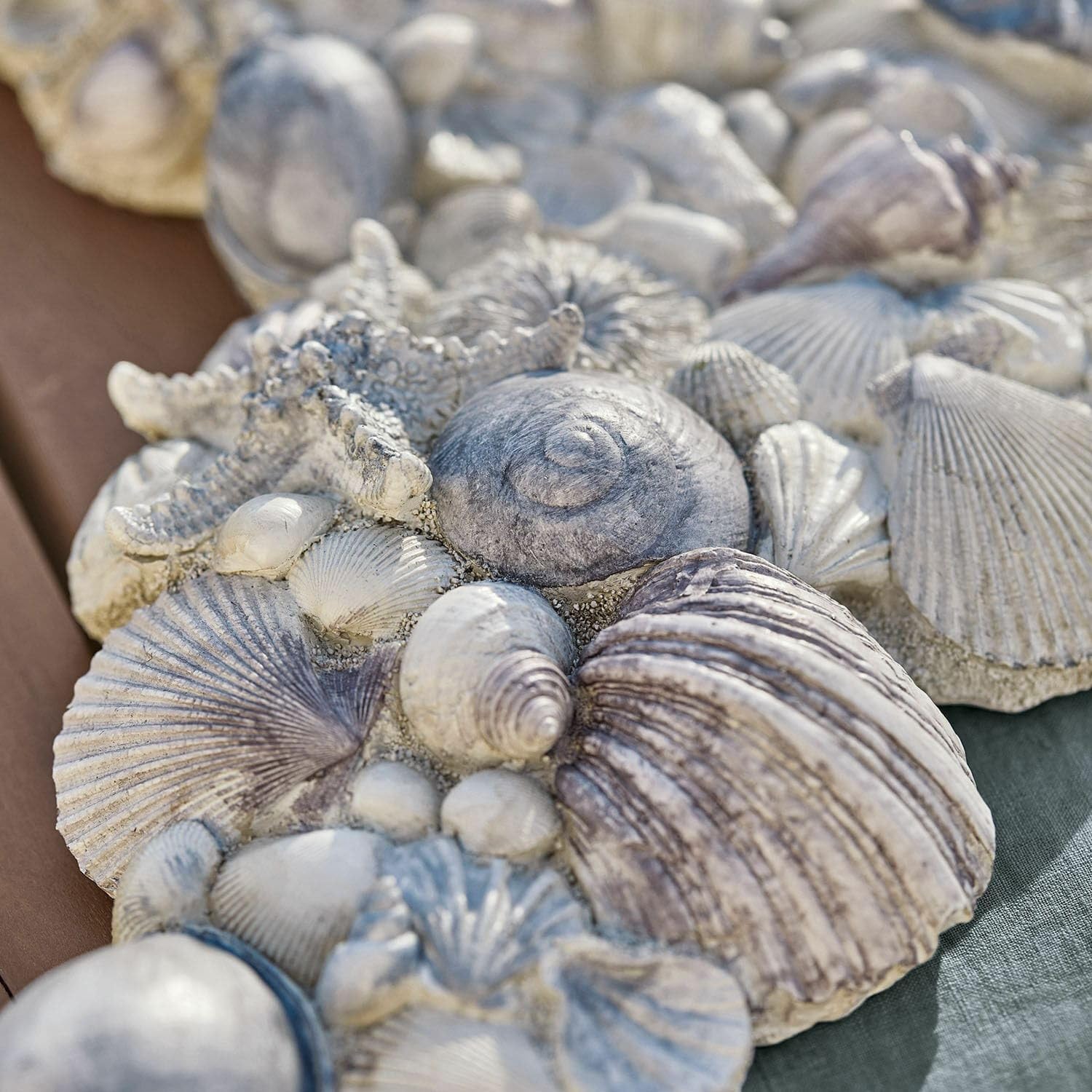 Loberon Deko-Muscheln Potnarvin, handbemalt, stilvolle Wand- oder Tischdeko, maritimes Flair, Outdoor-geeignet, Dekoobjekt,Polyresin, grau/blau/lila | handbemalt, stilvolle Wand- oder Tischdeko, maritimes Flair, Outdoor-geeignet, Dekoobjekt,Polyresin