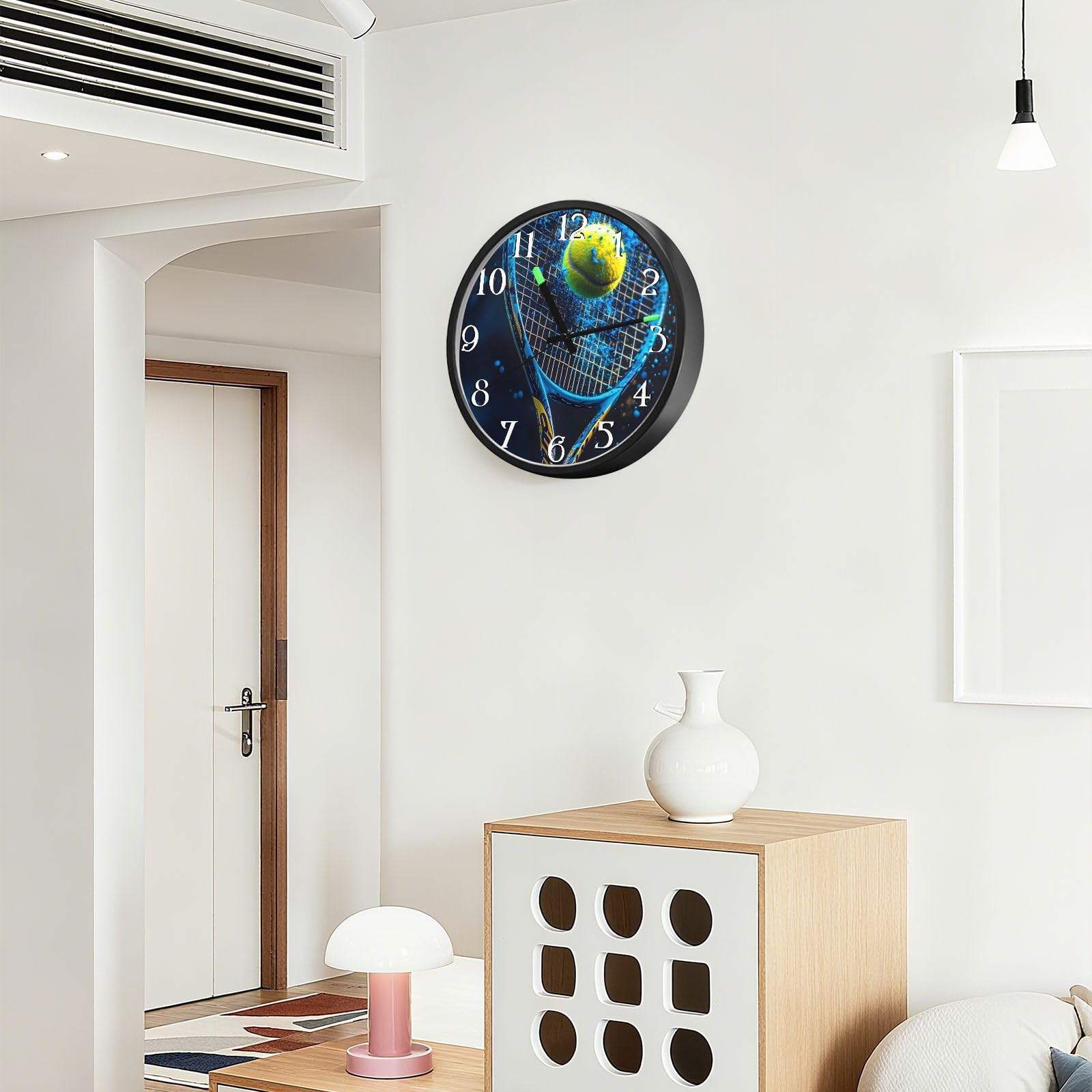 Mnsruu Reloj de pared luminoso con fondo negro, pelota de tenis, reloj de dormitorio, funciona con pilas, reloj silencioso que brilla en la oscuridad, para sala de estar, cocina, 30,5 cm