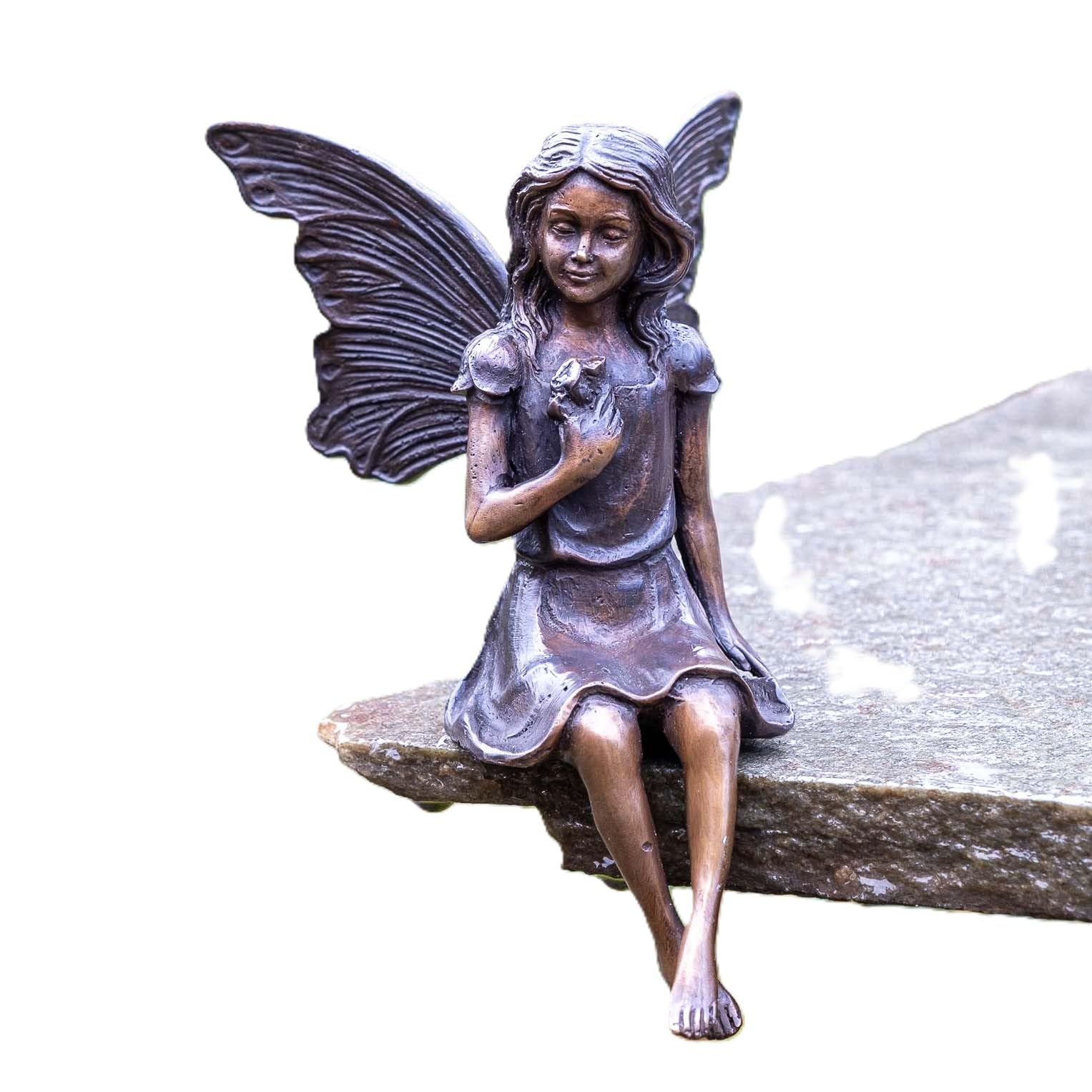IDYL Bronze-Skulptur Sitzende Fee mit Schmetterling 20x11x13 cm - Bronze-Figur handgefertigt für Haus, Garten oder Teich-Dekoration | Hochwertiges Kunsthandwerk | Wetterfest