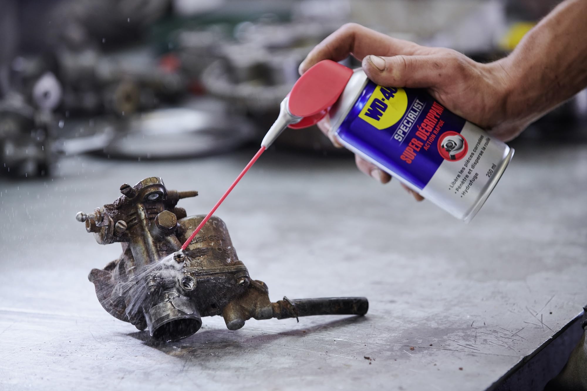 WD-40 Specialist • Super Dégrippant • Spray Double Position • Efficacité Immédiate • Dégrippe rapidement et facilement • Résistant à l'Eau • Compatible Tous Métaux • Carton de 12 aérosols 250 ML