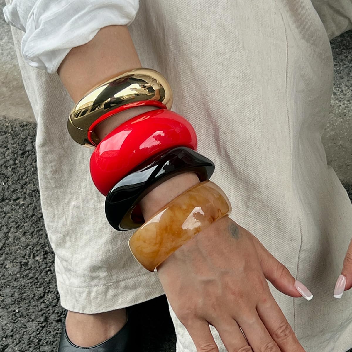 ALEXTINA Vintage Resin Bangle Set for Women – 4PCS Chunky Gold Acrylic Cuff Stack, Red Black Caramel Mix, Bold Summer Statement Bracelets Gift - Image 2