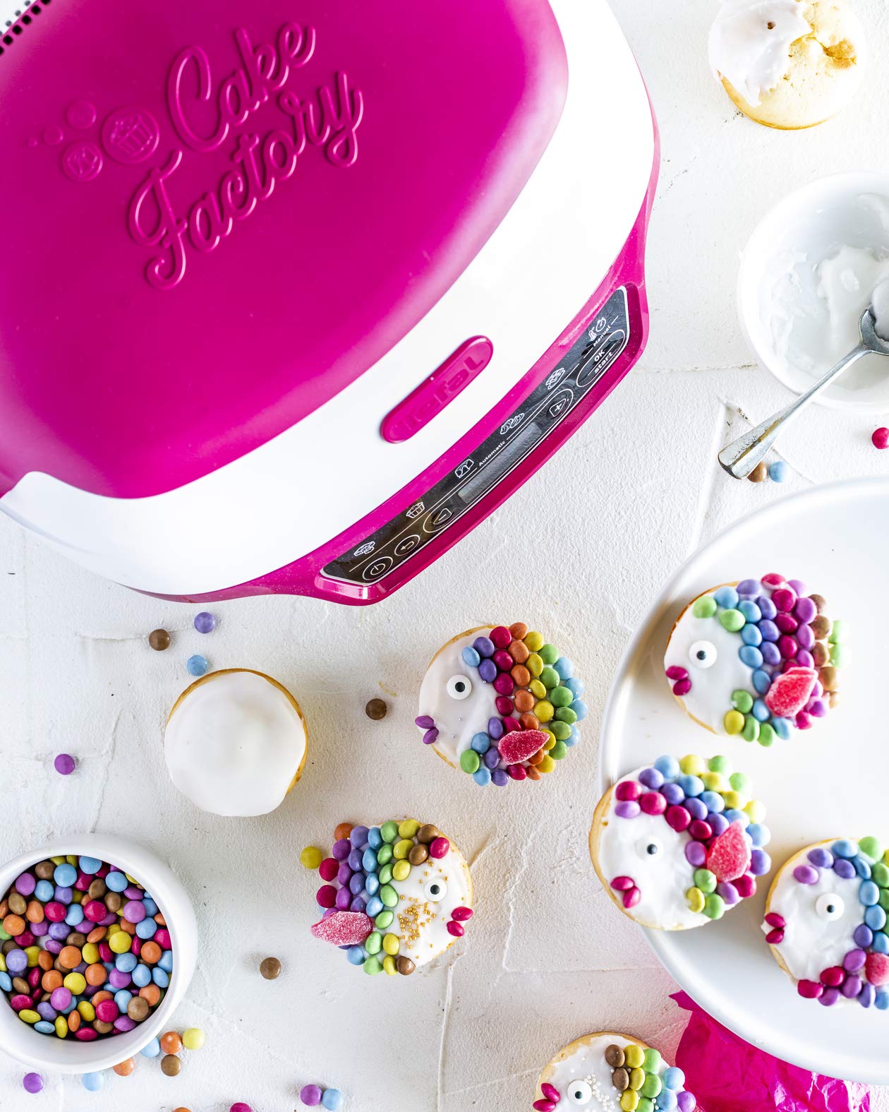 Tefal Cake Factory Intelligente à Gâteaux Appareil, Cuisson Conviviale, Pâtisserie, Machine à Pain, Muffins, 3 Inclus, 5 Programmes, Compatible Moules Crispybake KD801812, Plastique, Blanc/Framboise