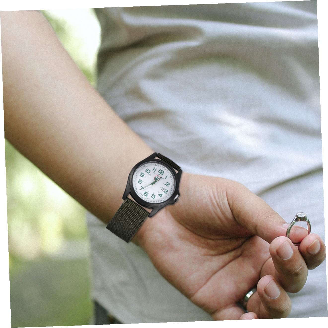 LIFKOME Abschluss Geschenk Stilvolle Herrenarmbanduhr mit Kalender und Grünem Nylonarmband Modische Quarzuhr für Sportliche Männer und Militärischen Look