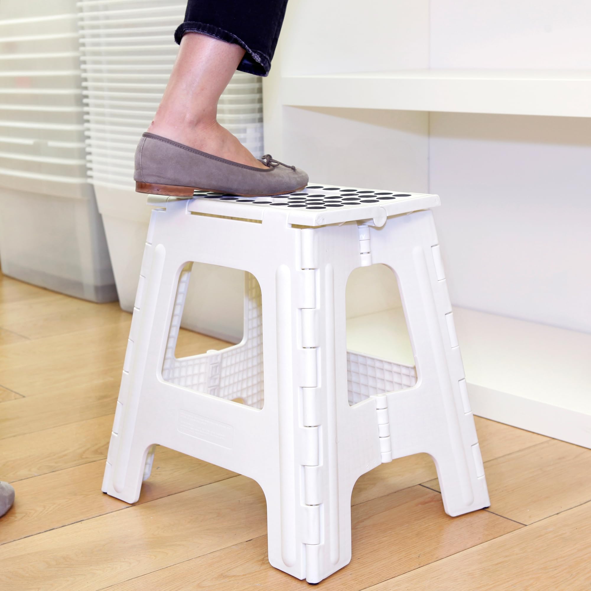 Kikkerland Faltbarer, Stabiler, Rutschfester kompakter, Leichter Kunststoff-Tritthocker, hält bis zu 136 kg, weiß, ideal für Küche und Bad