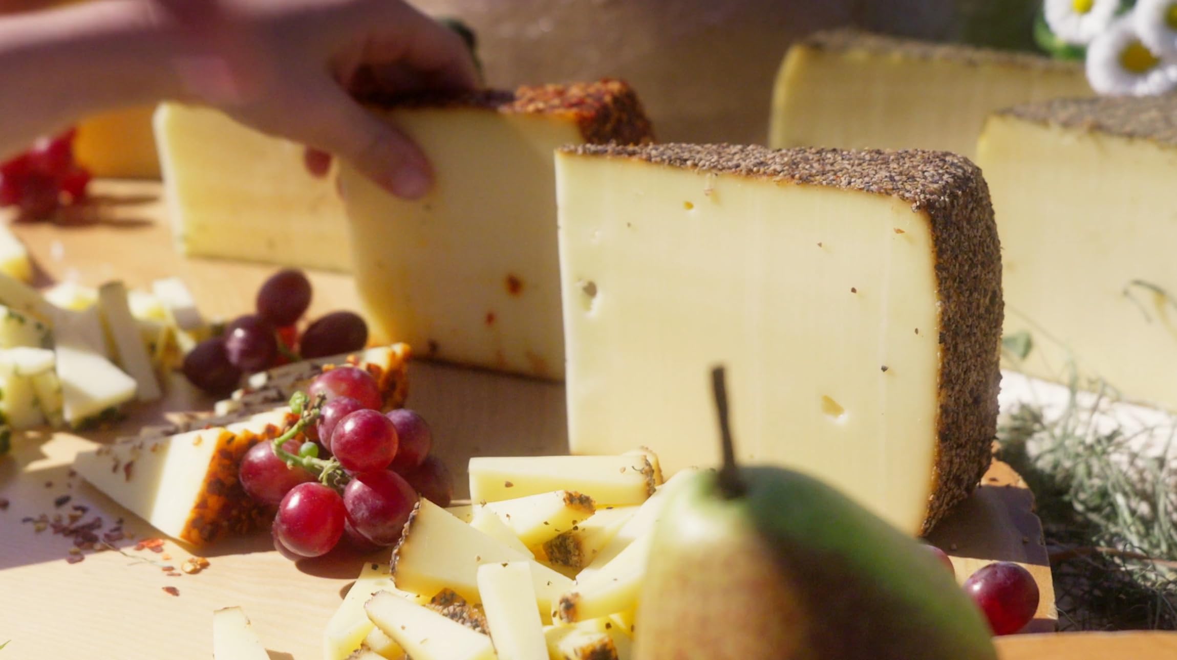 Langenegger Pfefferkäse – Doppel-Gold 2024 & 2025 – Würzig-pikant mit schwarzem Pfeffer – 100% Heumilch & laktosefrei – Frisch vom Laib geschnitten (300 g)