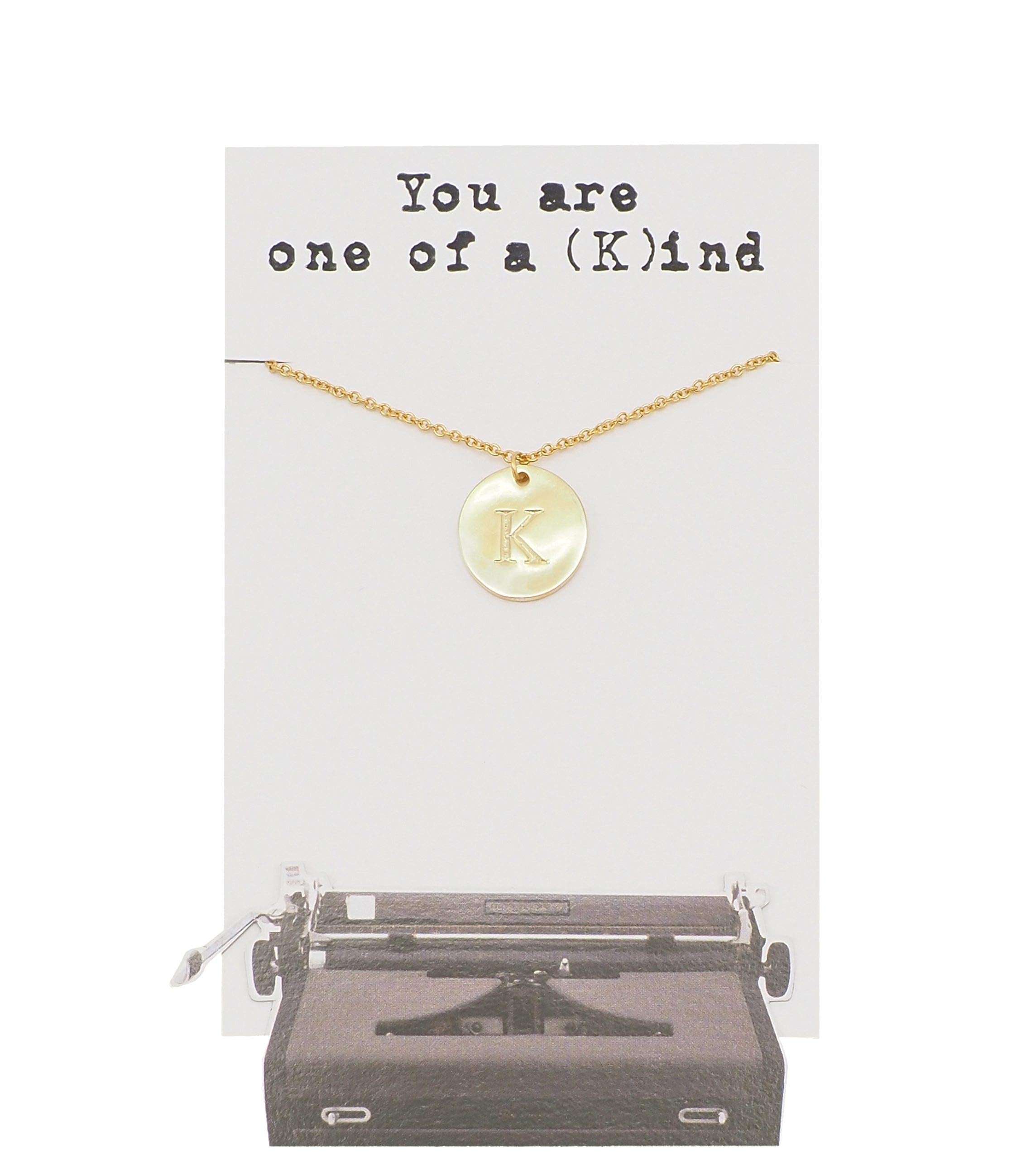 QUINNLYN & CO. Collana da donna con ciondolo rotondo con iniziale, con biglietto di auguri personalizzato, regalo regolabile per lei, da 40,6 cm a 45,7 cm, color oro
