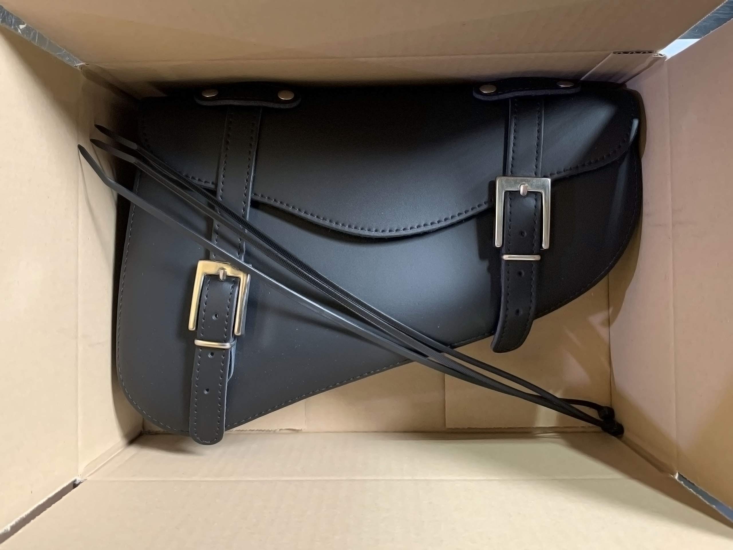 IGUANA CUSTOM - Borsa a forcellone in pelle - Specificamente per il lato destro della Harley Davidson Sportster - Fatto a mano in Spagna in vera pelle