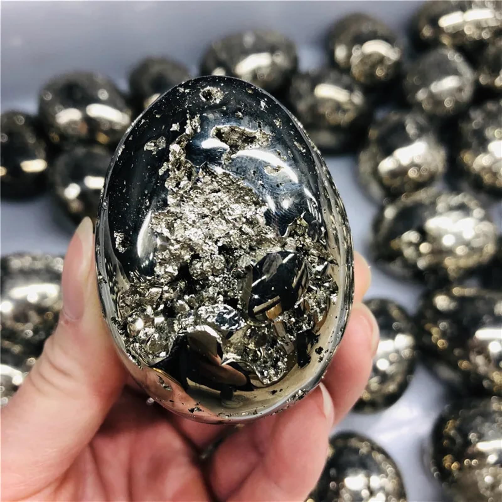 Œuf de quartz à reflets chalcopyrite pour sublimer une étagère ou un centre de table moderne - 6