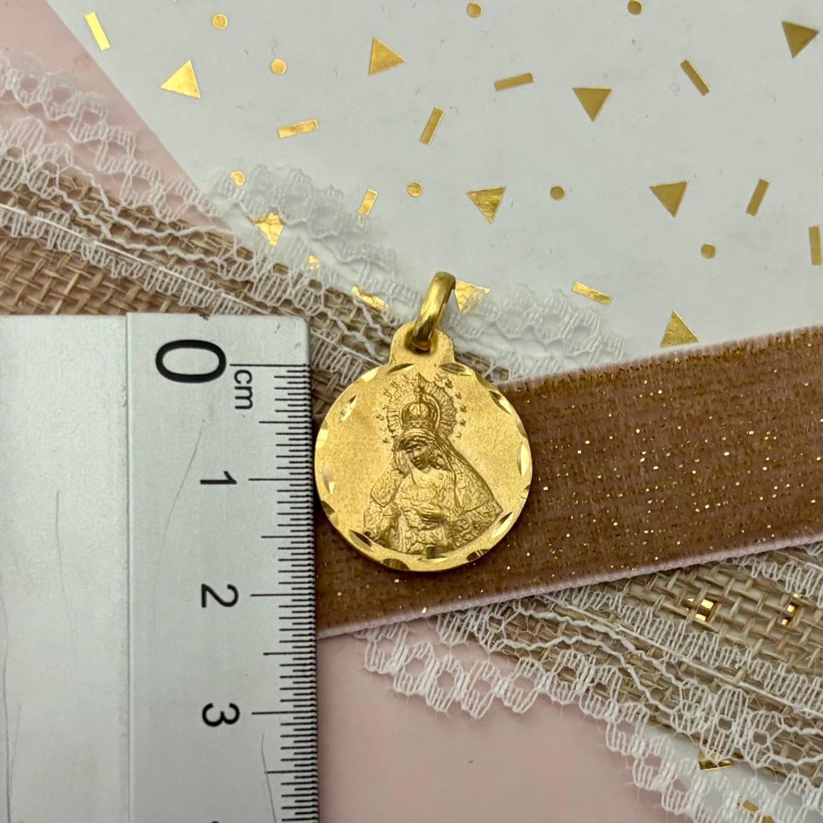 Medalla Virgen Macarena, Plata de Ley 925 Chapada en Oro, 19mm, Diseño Religioso Circular con Relieve, Presentación en Caja de Regalo