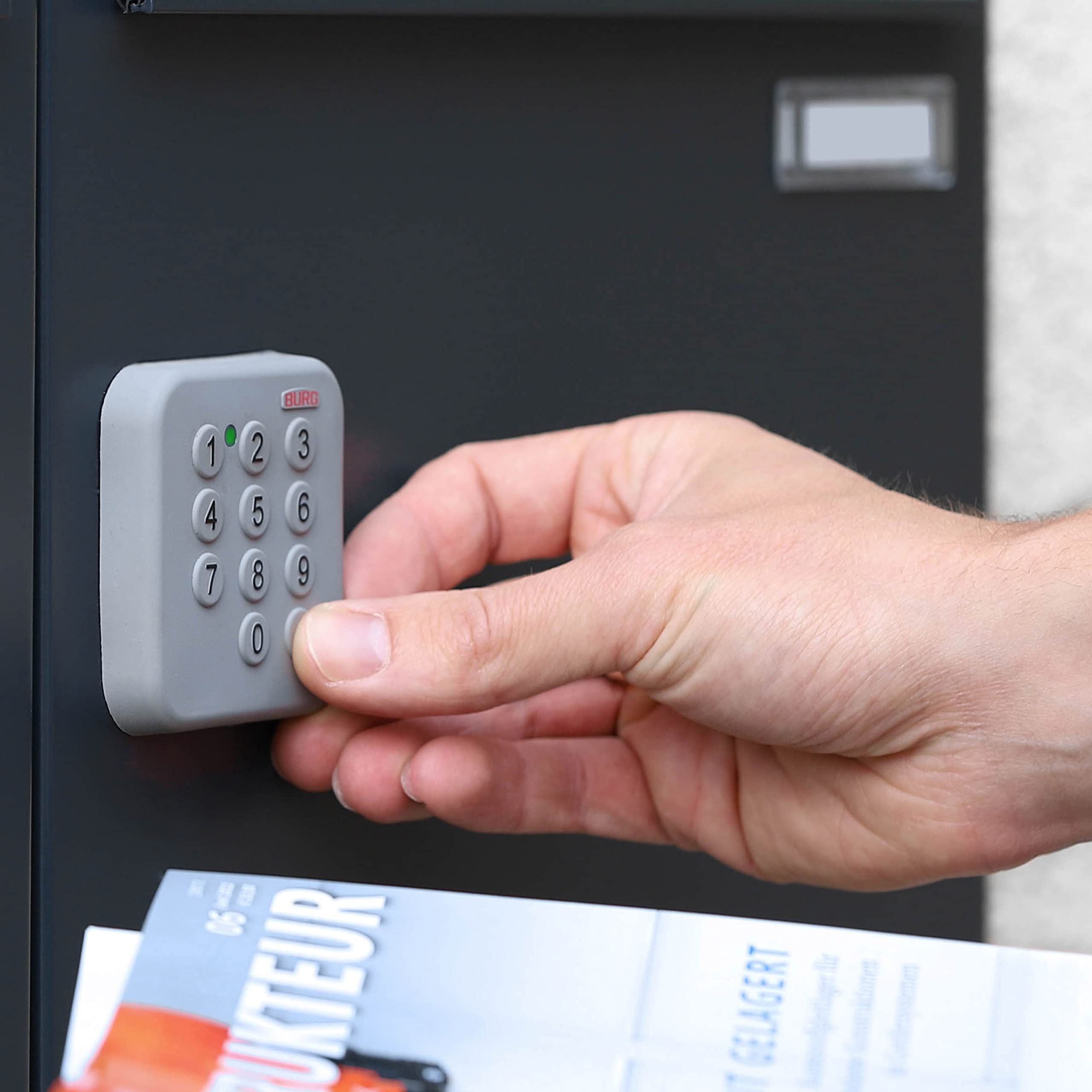 BURG Briefkasten mit elektronischem Zahlenschloss (Zahlencode/Codeschloss) RAL7016 Aufputz - ohne Schlüssel
