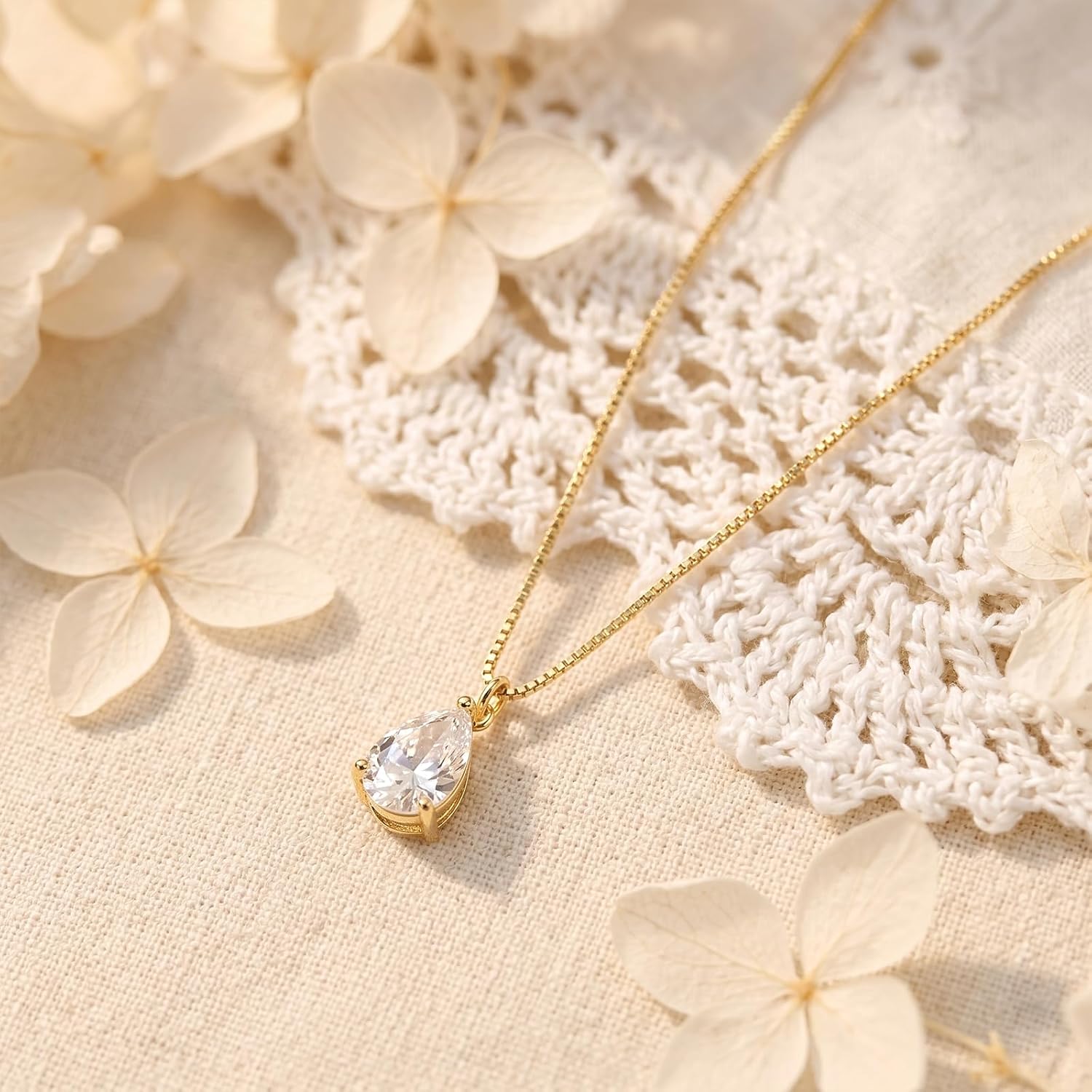 Gold Teardrop Pendant Necklace for Women Dainty Pear Shaped Cubic Zirconia Necklace Minimalist Gold Plated Jewelry for Daily Wear Gift for Her