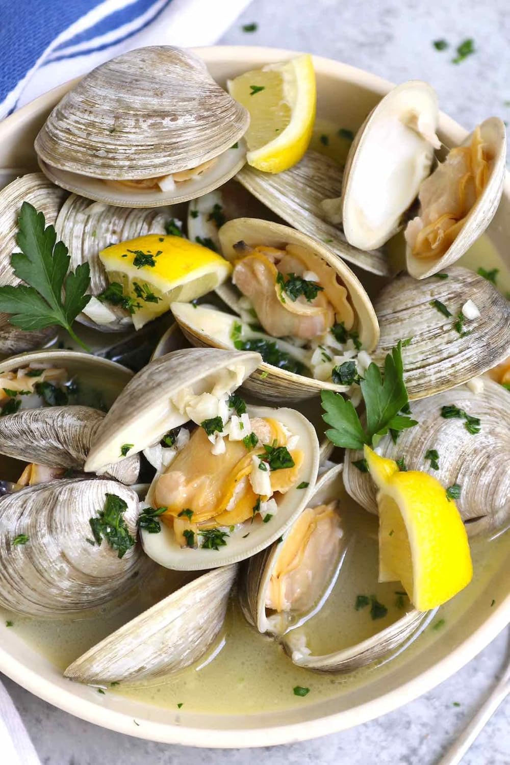 Fresh Rhode Island Littleneck Clams by AllFreshSeafood - 8 Pcs - Premium, Doorstep Delivery - Ideal for Seafood Lovers & Gourmet Dishes