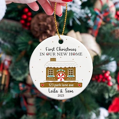 Vista 3 de Adorno de cerámica personalizado para la primera Navidad en nuestro nuevo hogar 2025, regalo de recuerdo de casa para parejas de recién casados