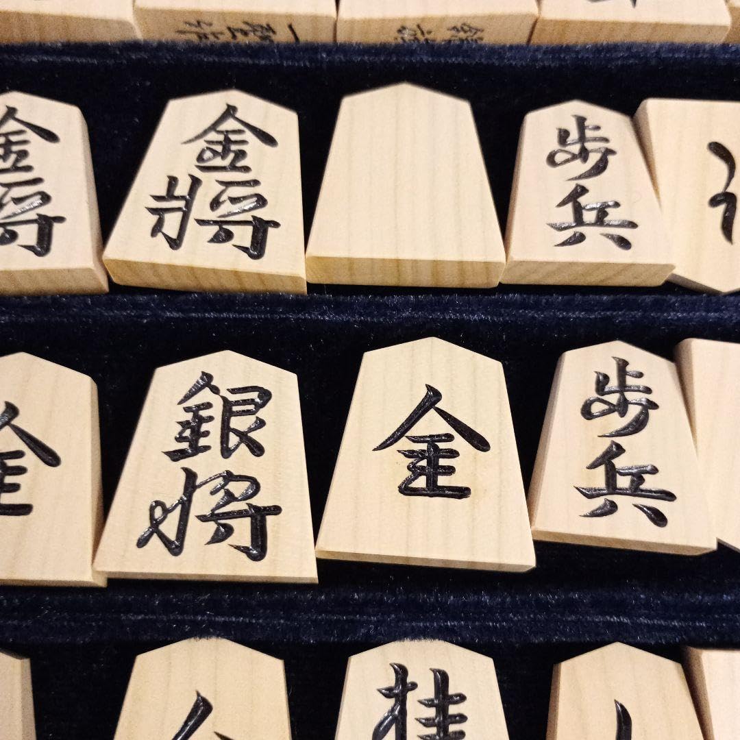 Amazon | 名工 一聖師 薩摩黄楊赤柾目 錦旗 彫駒 将棋駒 | 将棋 | おもちゃ