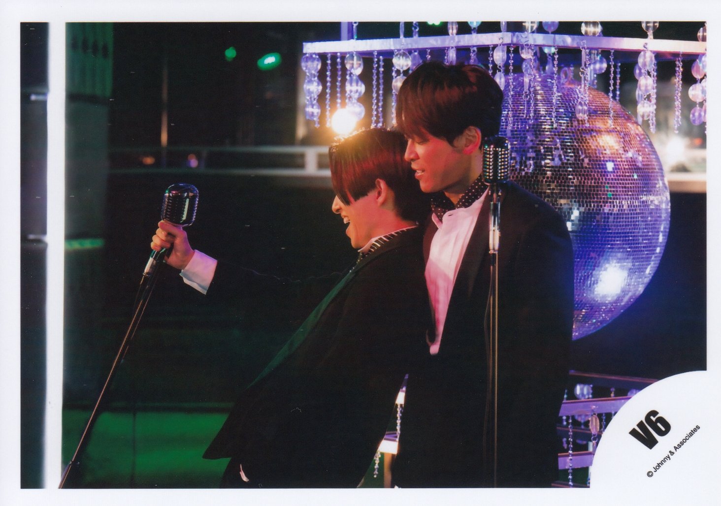 Amazon.co.jp: V6 公式生写真（集合）VA00096 : おもちゃ