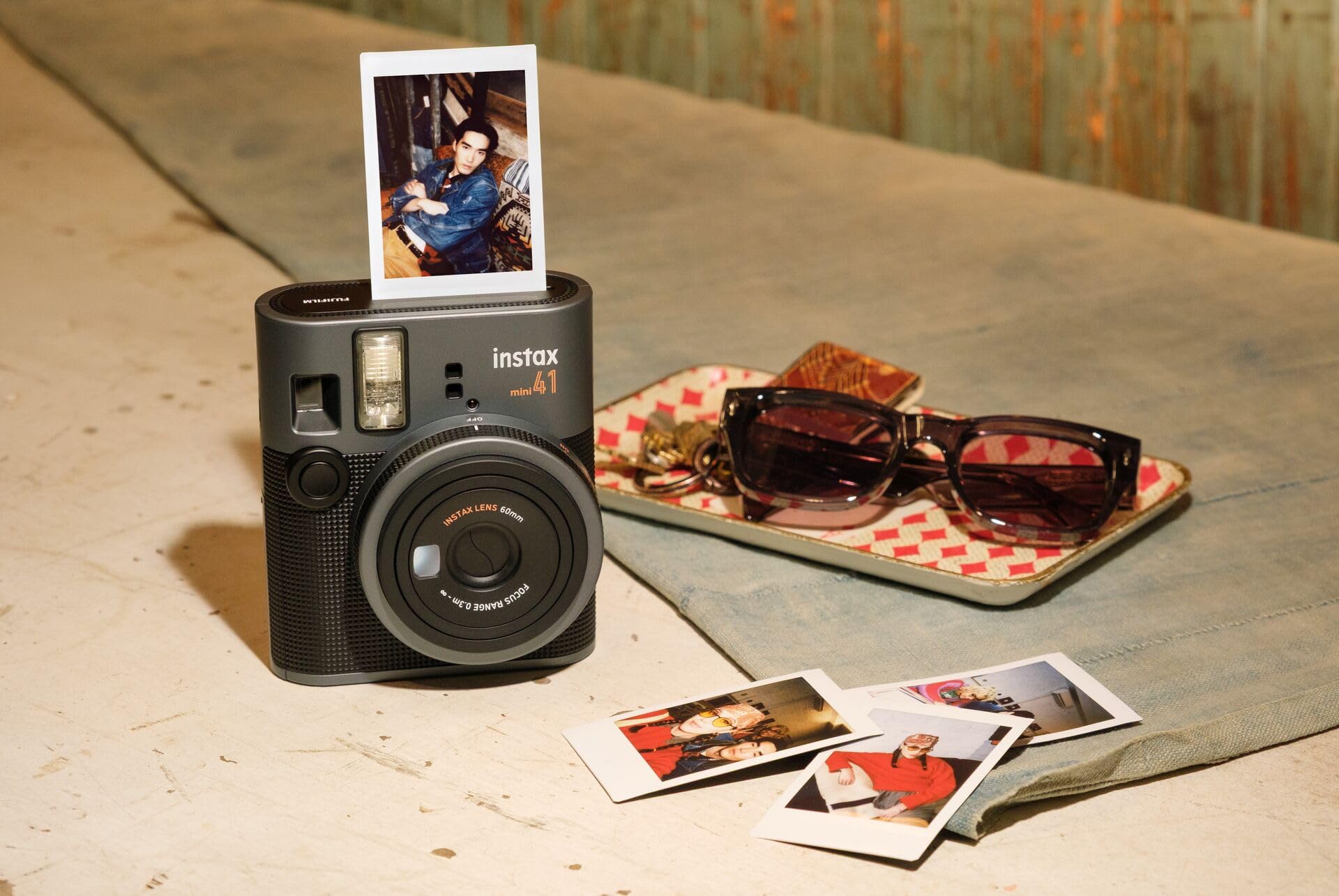 FUJIFILM instax mini 41™ Sofortbildkamera, Retro-Design Anthrazit, Selfiespiegel, automatische Belichtung, Close-Up Modus