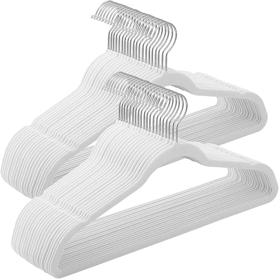 SONGMICS Percha de Terciopelo, Juego de 50, Antideslizantes, con Barra Corbata y Gancho Negro, 0,6 cm Espesor, Ahorra Espacio, 41,5 cm Largo, Abrigo Pantalón, Blanco Nube y Plata CRF026W04