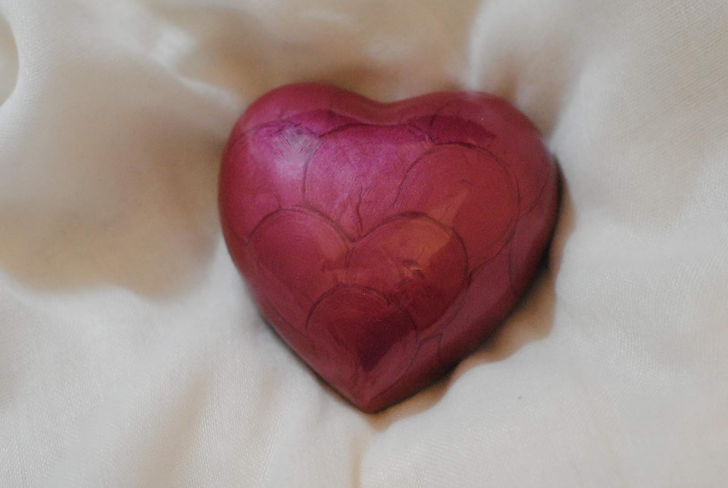 Crimson Heart Cremation Miniature Keepsake Urn, H 2.75", L 2.75", W 1.5"; with Steel Stand