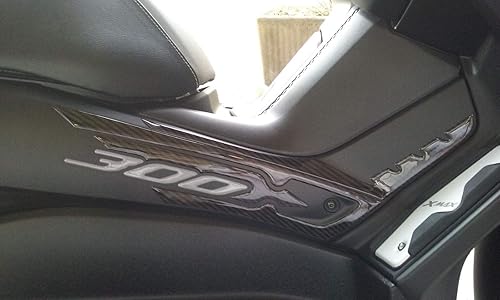 Miniatura 6 de labelbike - Pegatinas 3D Protección y Decoración de Laterales de Moto en Resina Compatible con Yamaha Xmax 300 - Color Rojo Carbono