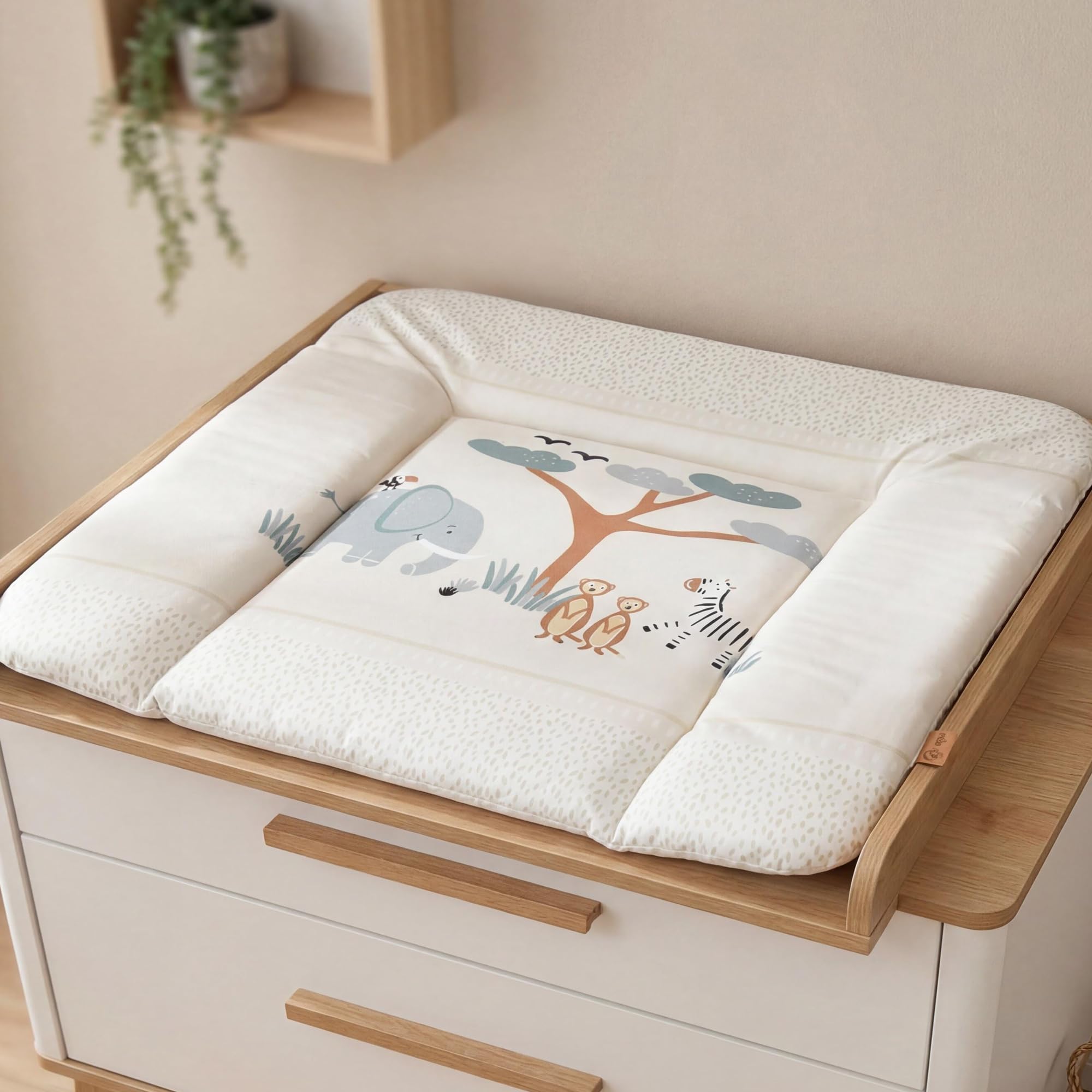roba Wickelauflage Savanna Friends - 85 x 75 cm - Wickelunterlage für Babys PU-beschichtet - Abwischbar & pflegeleicht - Elefant, Zebra, Erdmännchen & Co. - Beige