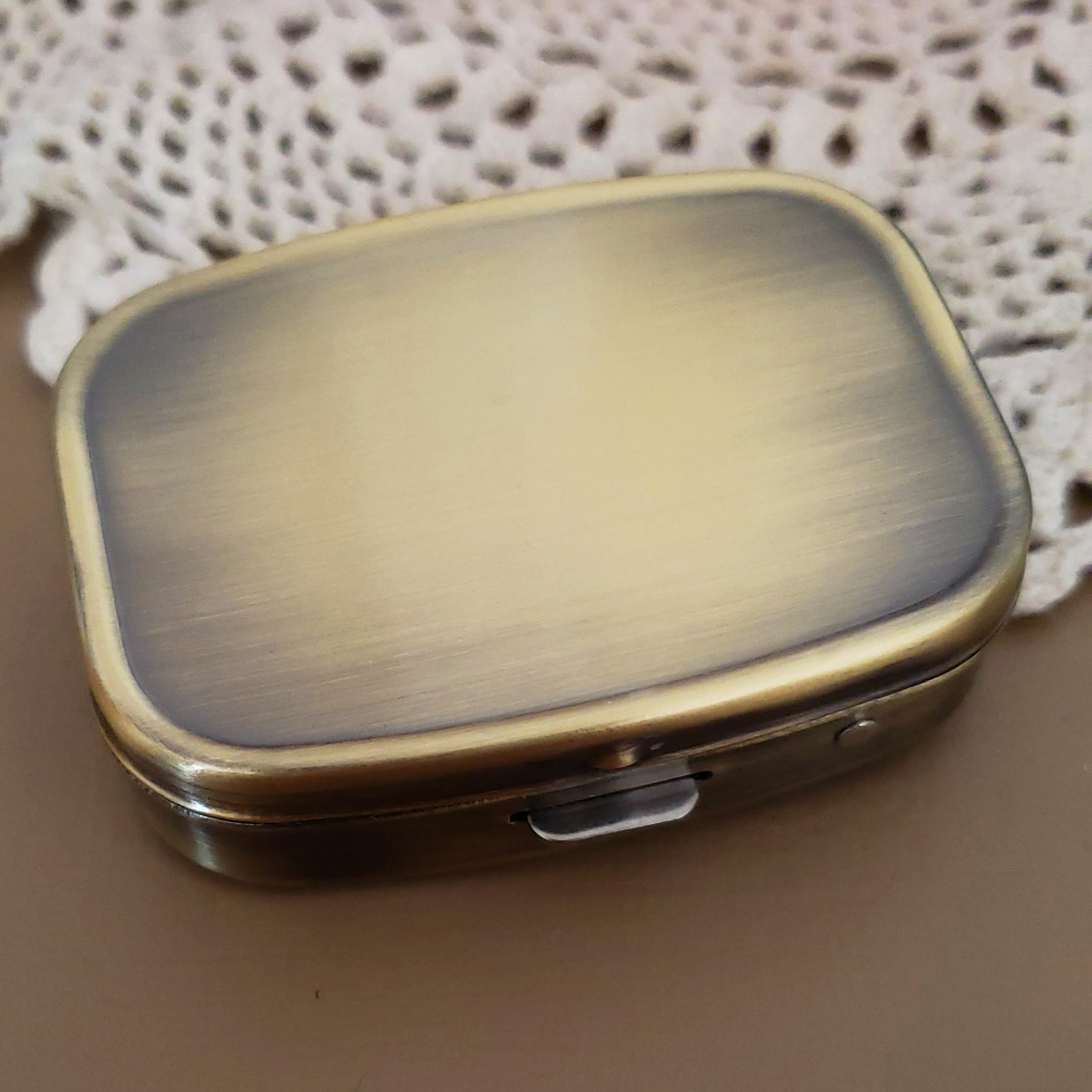 Pastillero de latón elegante – Pastillero decorativo con caja de regalo – Lleva tus medicamentos con estilo (rectangular)