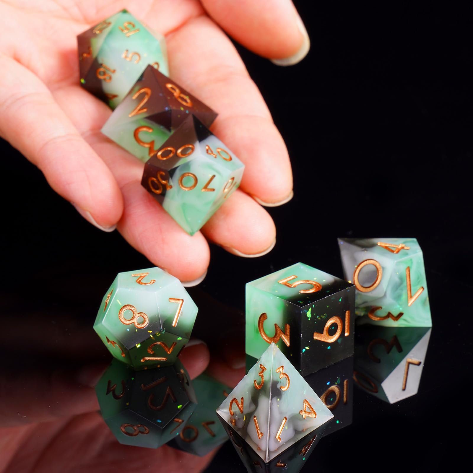 ORUZA Lot de 7 dés en résine DND - Bord tranchant - Dés polyédriques D&D - Jade DND - Pour donjons et dragons Pathfinder MTG - Jeux de rôle - Jeux de table (vert clair et noir)