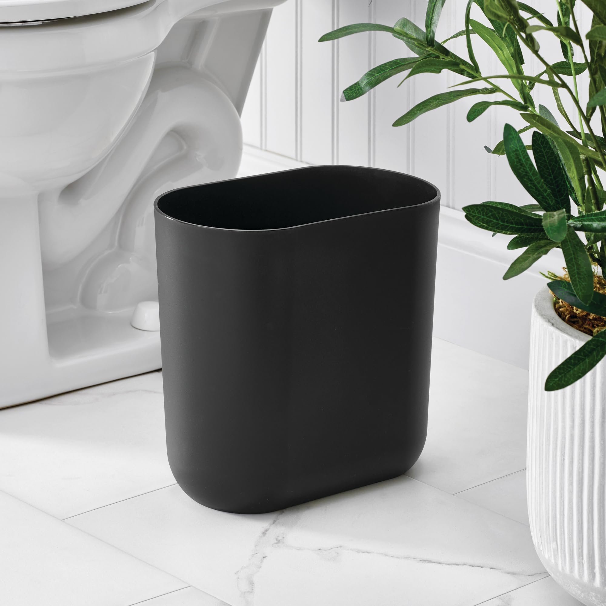iDesign Cade Cubo de basura para el baño o la cocina, papelera pequeña de plástico, negro, 26,8 cm x 14,0 cm x 24,8 cm