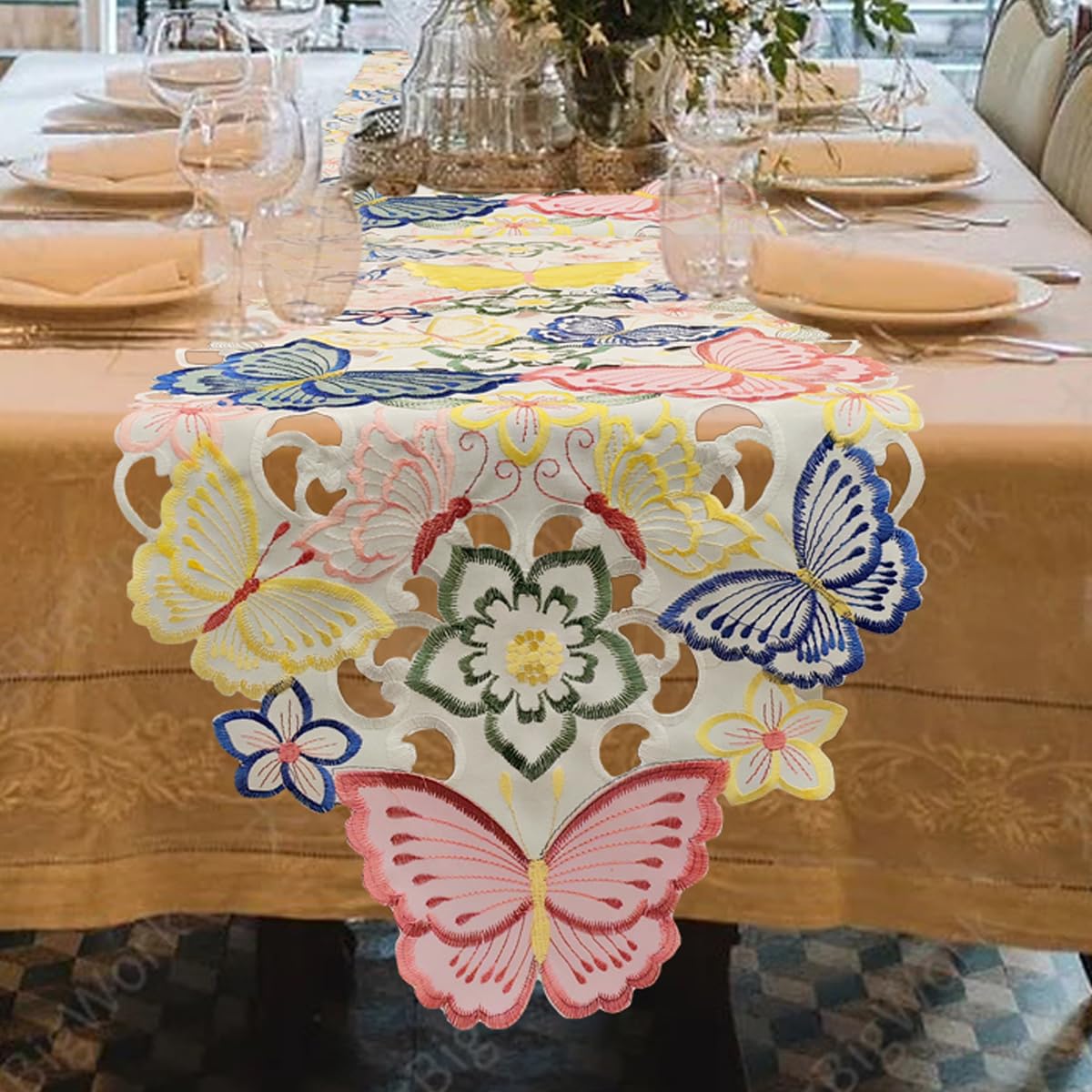 Amazon｜Bringsine 刺繍入りバタフライテーブルランナー アップリケ 花