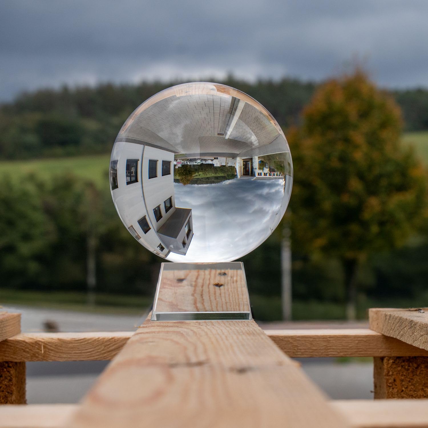 Intirilife Glaskugel mit Ständer in KRISTALL KLAR 130 mm – Kristallkugel mit Glasständer perfekt geeignet für Fotografie, Meditation, Dekoration uvm. – Kristallball Glasball Fotokugel