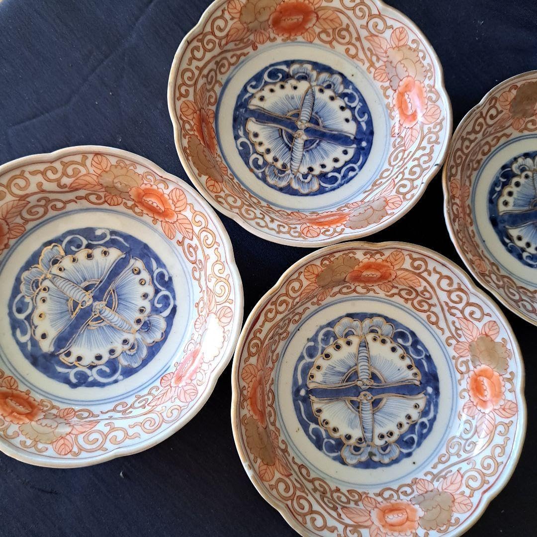 金彩の花唐草と向き合ってる蝶古伊万里 皿 4客セット 骨董アンティーク