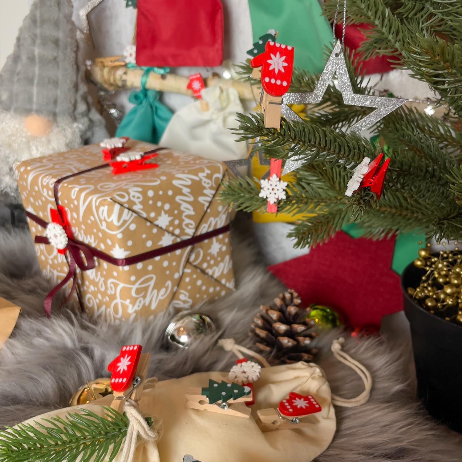 Oblique Unique® Mini Wäscheklammern aus Holz mit Weihnachtsmotiven Tannenbaum Handschuh Schneeflocken Klammern als Dekoration Streudeko Tischdeko Weihnachten (Rot