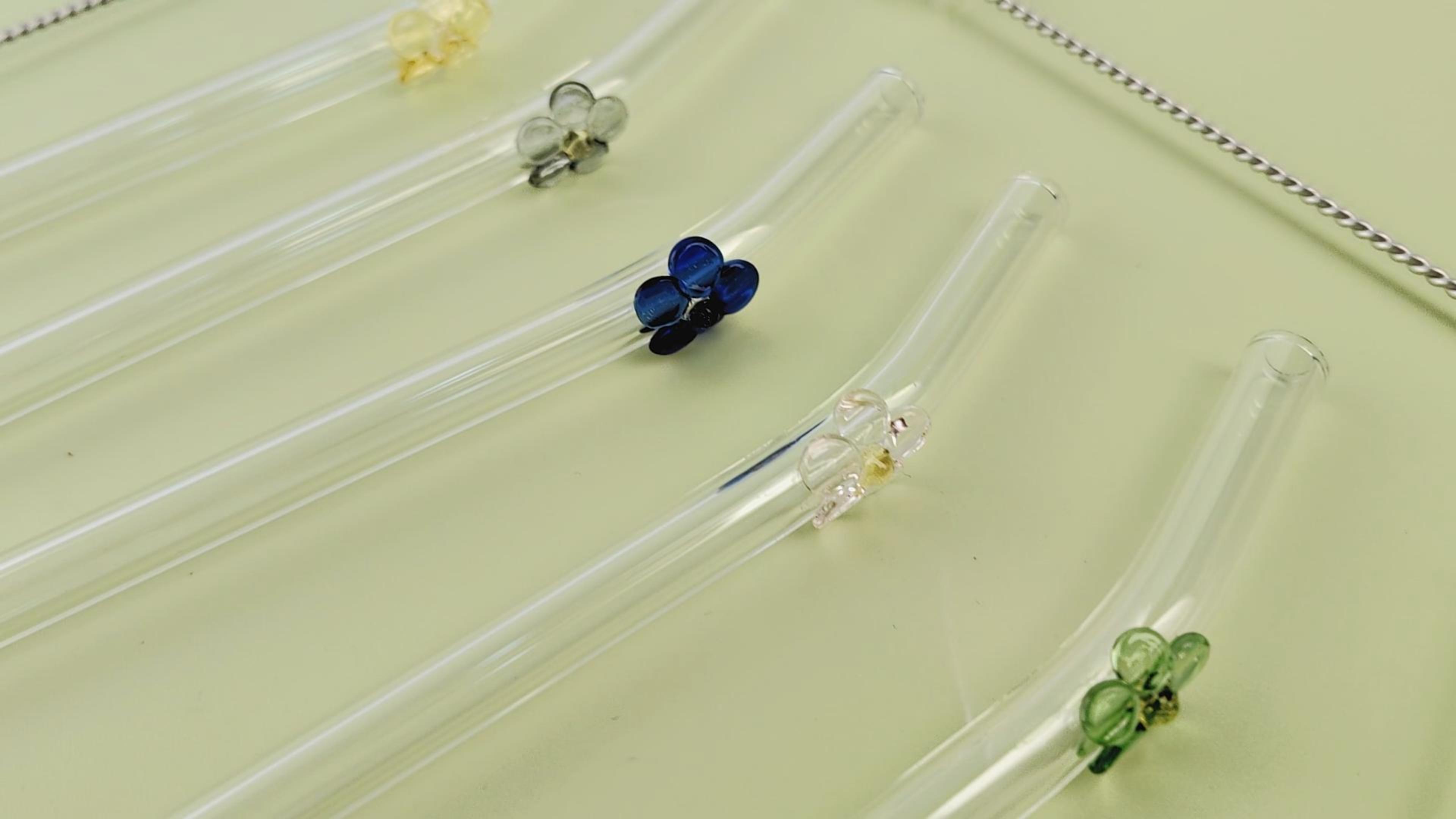 Lot de 4 pailles en verre réutilisables, multicolores, transparentes, droites, avec brosses de nettoyage, respectueuses de l'environnement, sans BPA, longues pour cocktails, smoothies et jus Lot de 4 pailles en verre réutilisables, multicolores, transparentes, droites, avec brosses de nettoyage, respectueuses de l'environnement, sans BPA, longues pour cocktails, smoothies et jus