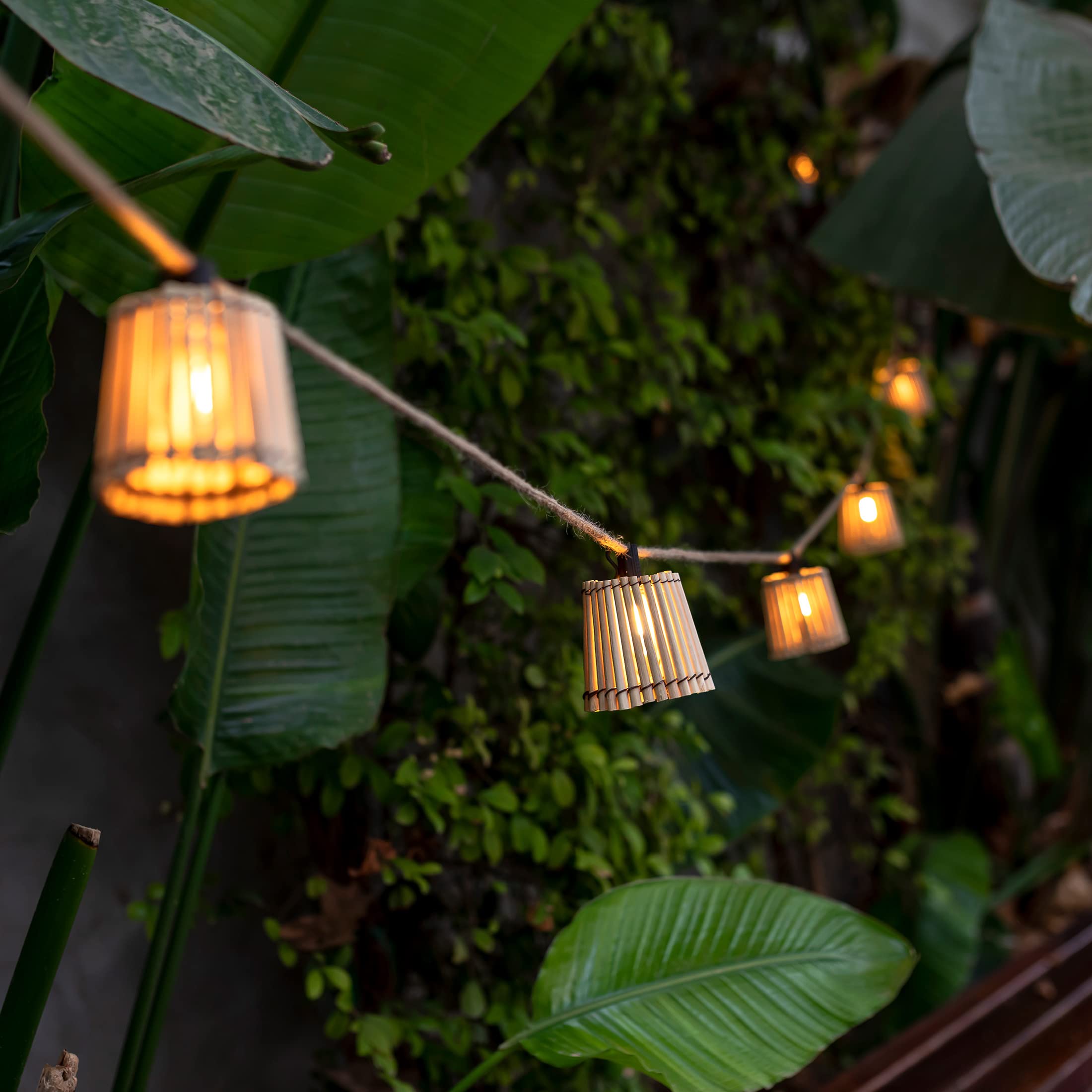 OKINAWA - Ghirlanda di luci per esterni sotto soffitto in fibra di bambù, 10 lanterne LED 8 metri lunghezza (solare + batteria)