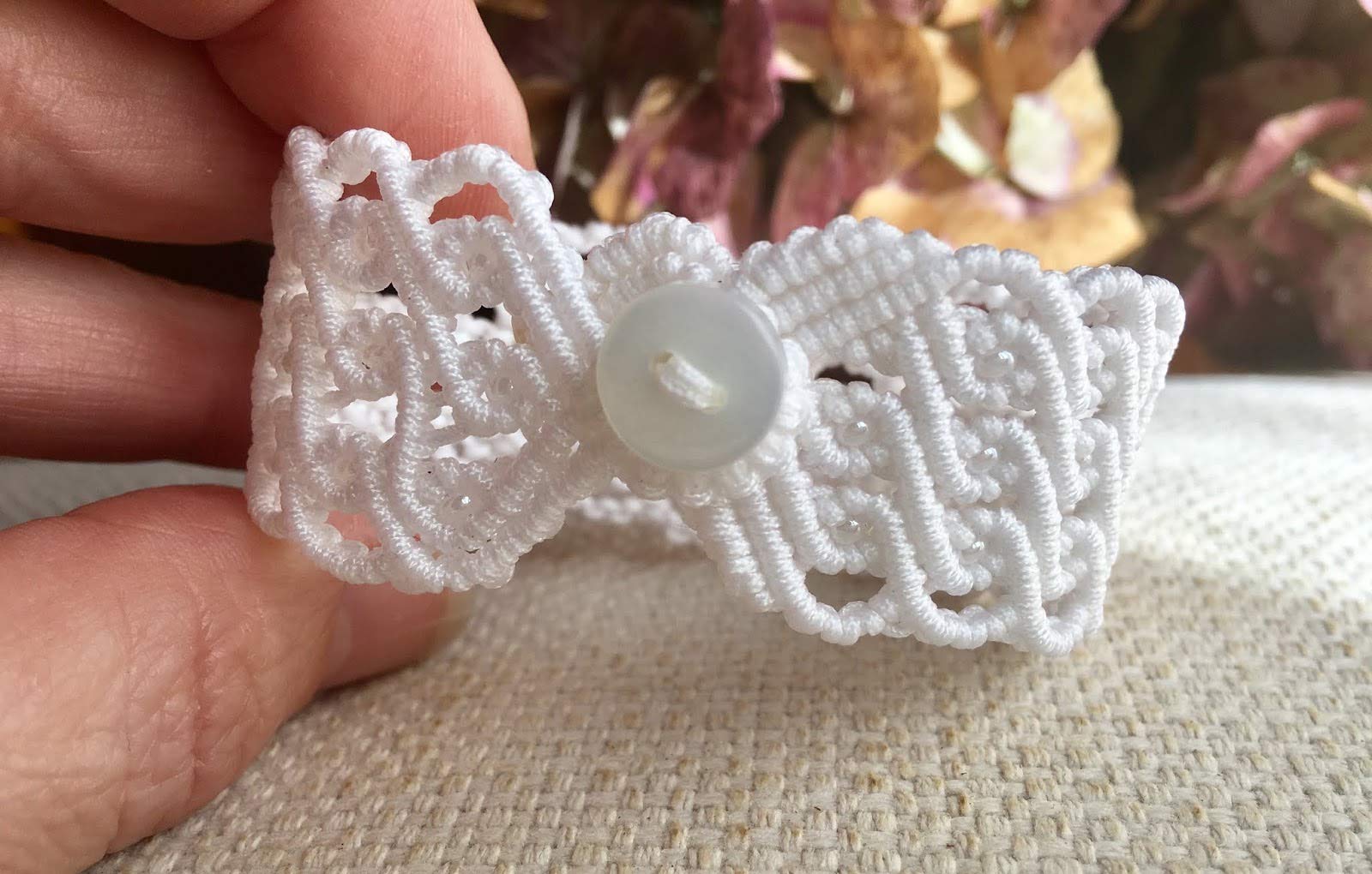 Pulsera macramé blanca hecha a mano con perlitas. Pulsera novia.Pulsera boda boho .Mide aprox. 16 cm. de largo y 2,5 cm. de ancho