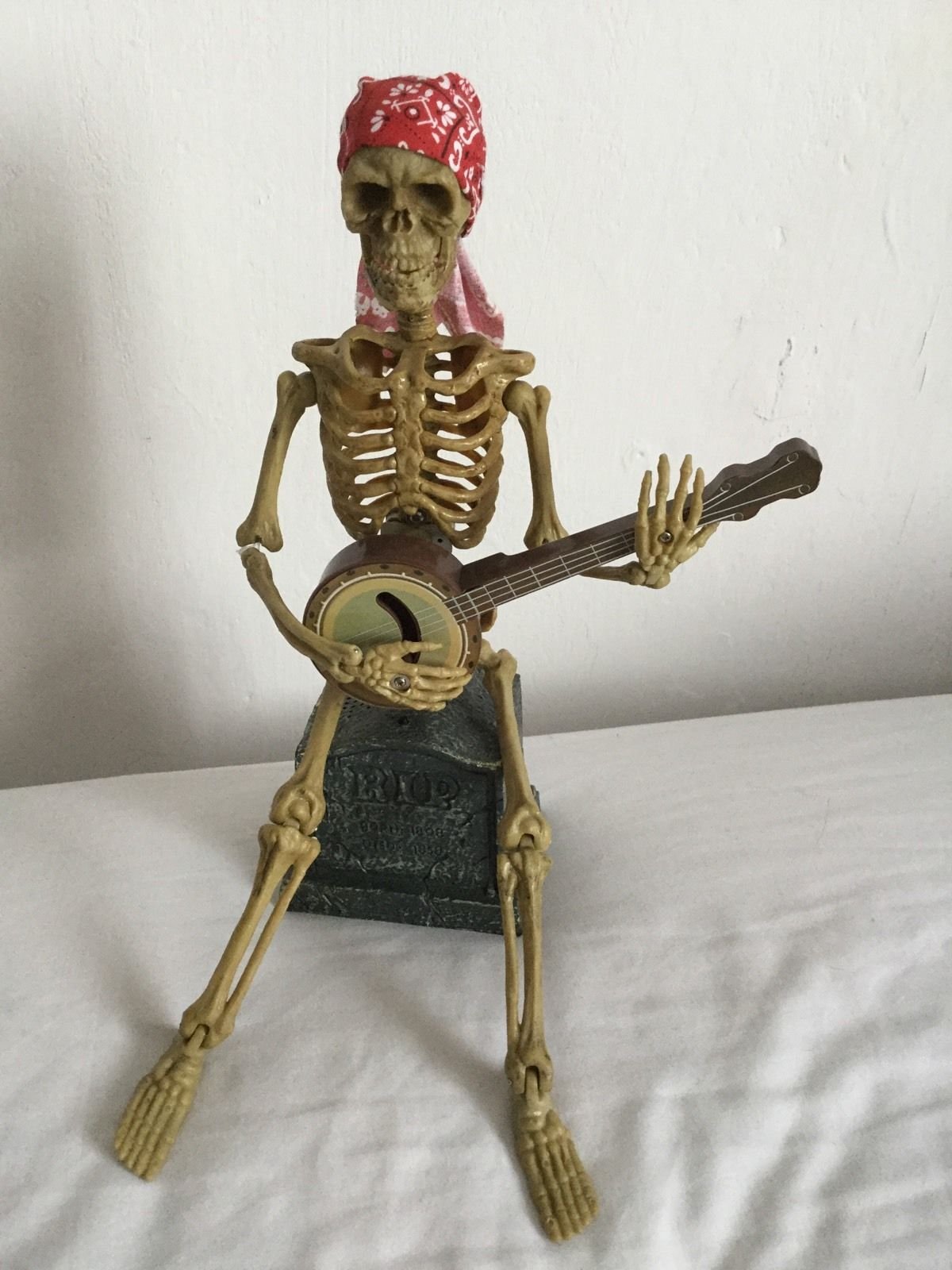 ANIMATED BANJO PLAYING SKELETON HALLOWEEN PROP