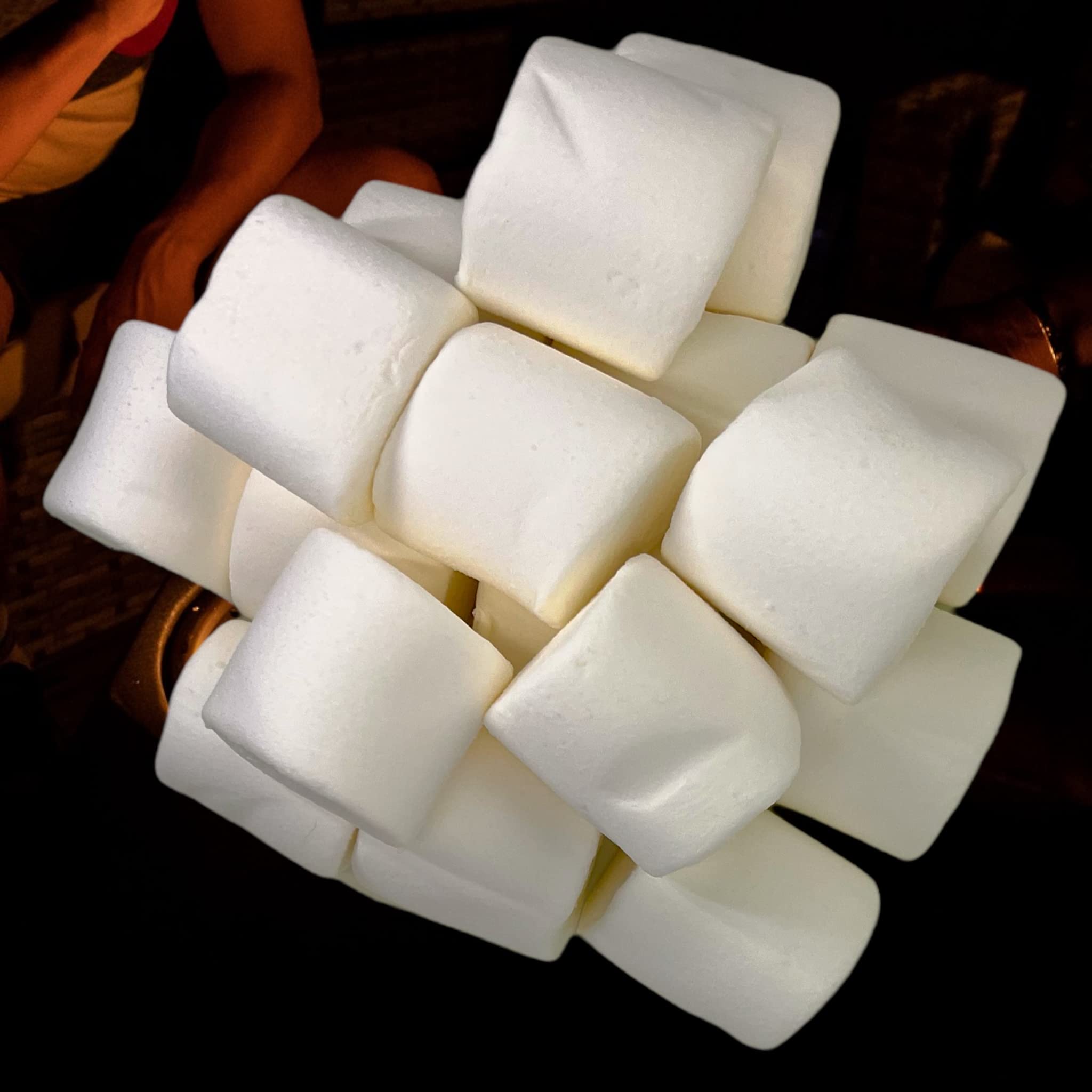 BBQ Marshmallows – Barbecue uczta na słodycze – puszyste, beztłuszczowe i bezglutenowe – cukierek piankowy do przeżyć przy ognisku, worek 300 g z 6 drewnianymi patyczkami – czekoladowe fondue lub