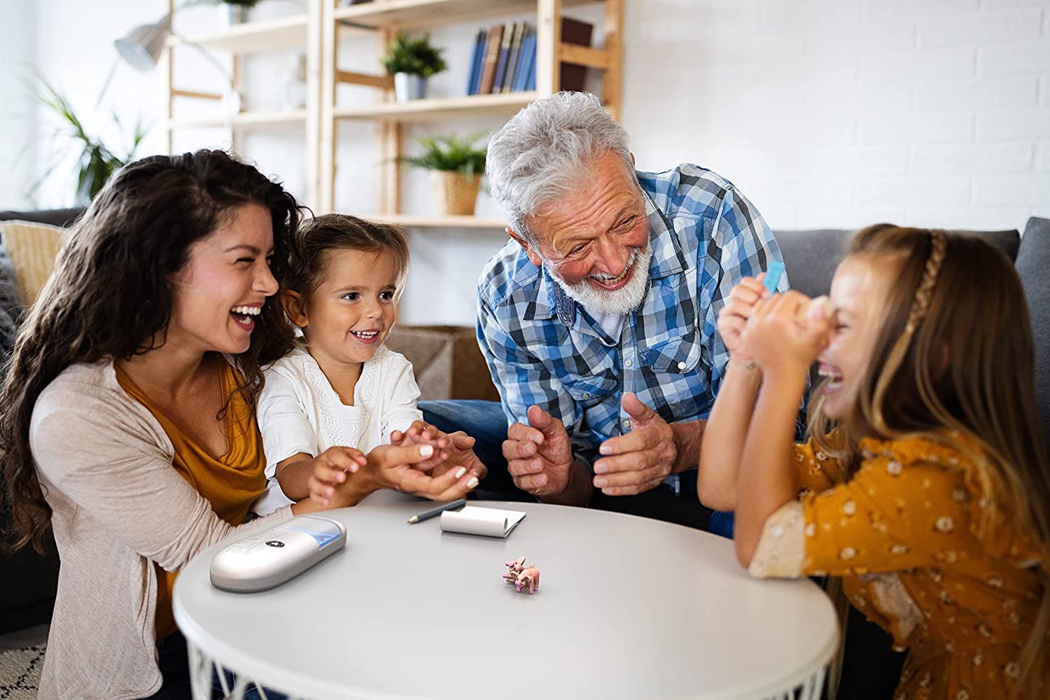 Winning Moves Gra Piggs gra w kości - dla wszystkich w wieku 6+, dla 2 i więcej graczy. Rzuć świnki i sprawdź, ile punktów zdobyłeś!