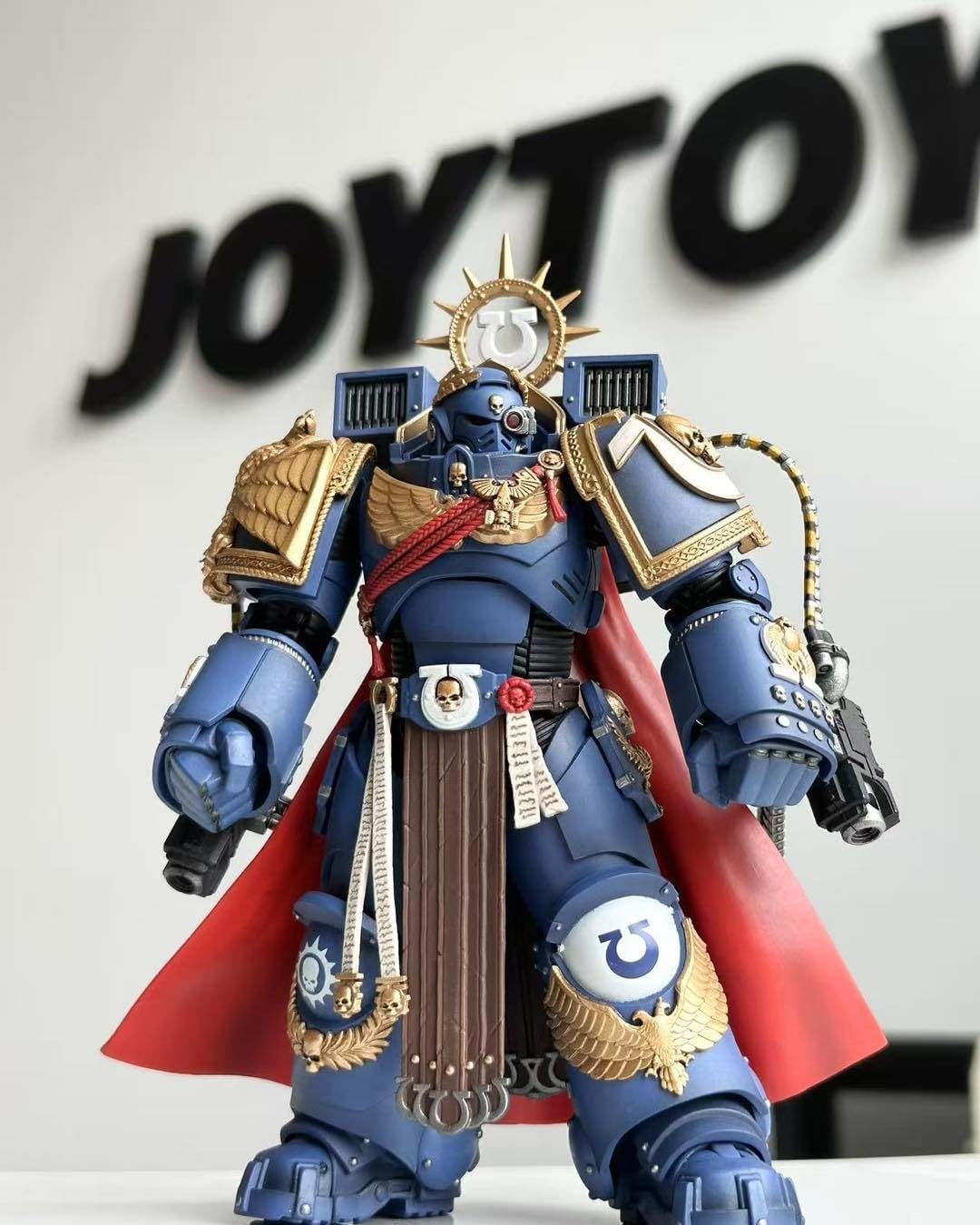 JOYTOY Warhammer 40,000 Ultramarines 1/18 Action Figures Ultramarines Marneus Calgar, Chapter Master with MKX Gravis Armour and Gauntlets of Ultramar Model Collection