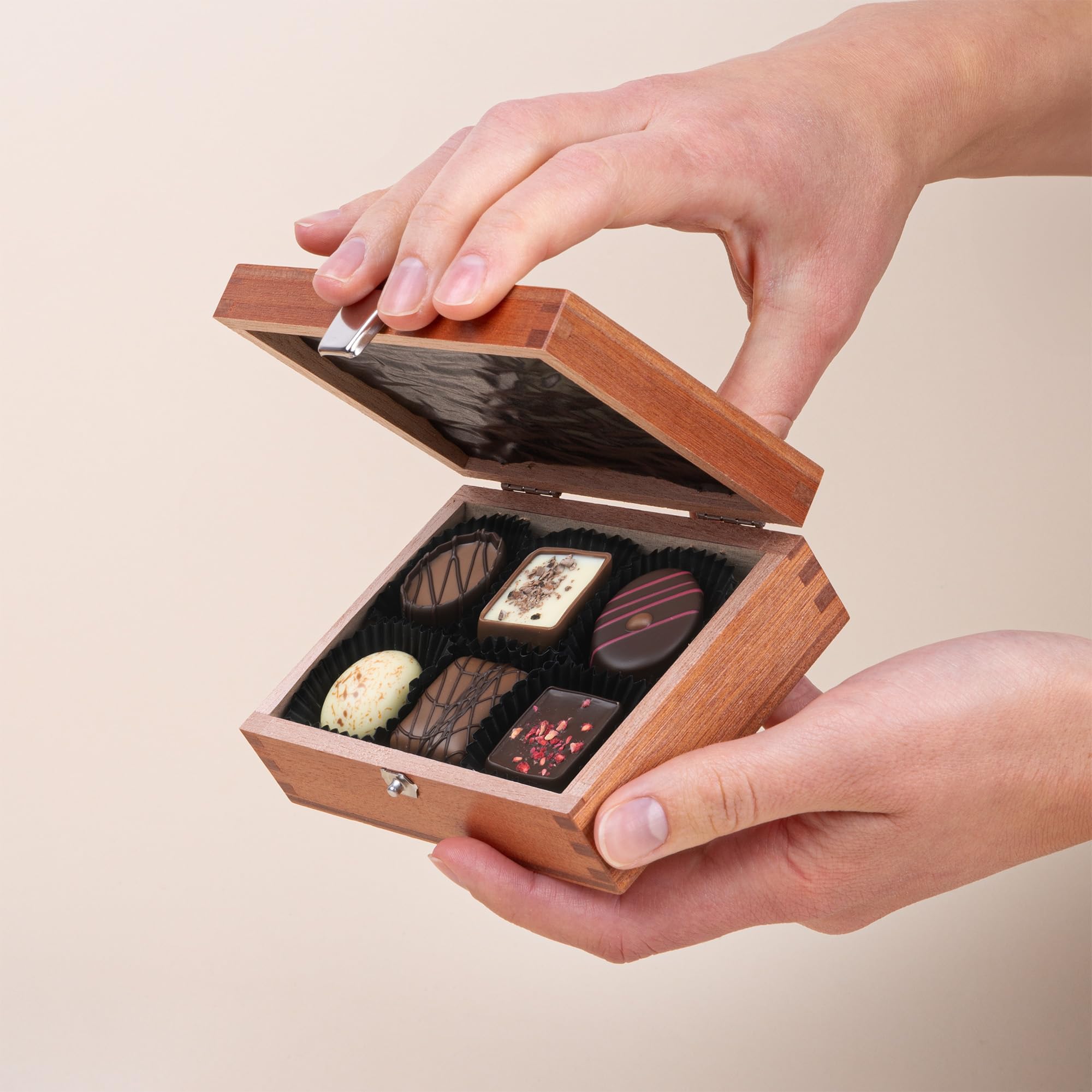 CHOCOLISSIMO - Czekoladki Wielkanocne, Prezent Wielkanocny - Czekoladki Praliny Stylowym w Drewnianym Pudełku - Mieszanka Pralin dla Koneserów, Pomysł na Prezent Praliny dla Kobiety, Mężczyzny