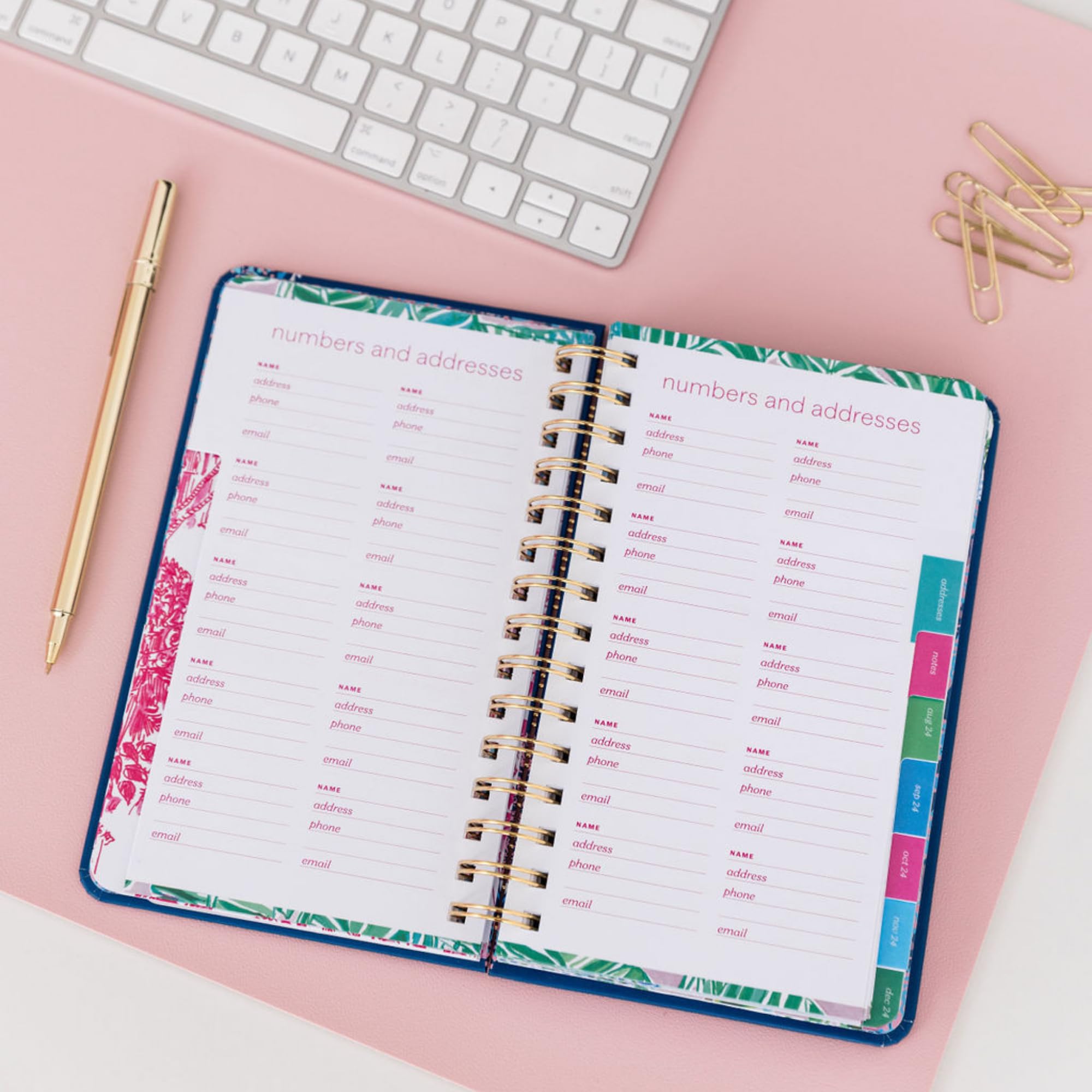 Lilly Pulitzer Średni planer sierpień 2024-grudzień 2025, kalendarz tygodniowy i miesięczny, naklejki, kieszenie, oprawa spiralna, inżynieria tajnej ucieczki