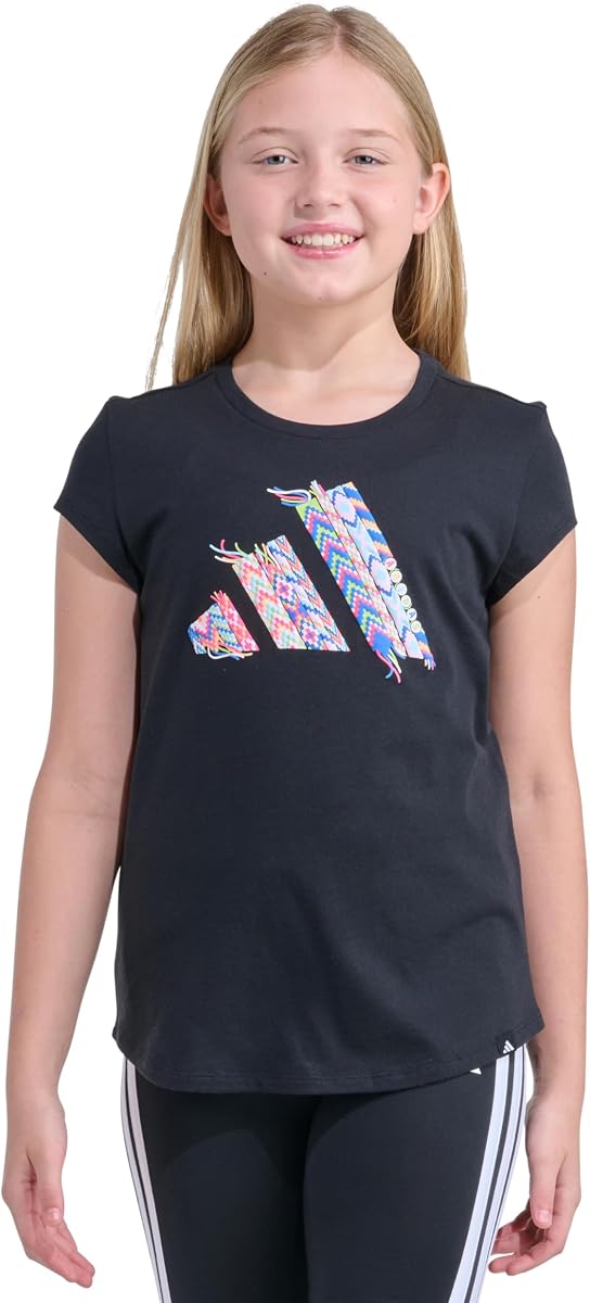 Camiseta adidas de manga corta con logotipo gráfico para niña: camiseta de punto de algodón suave o mezcla de algodón, cuello redondo acanalado