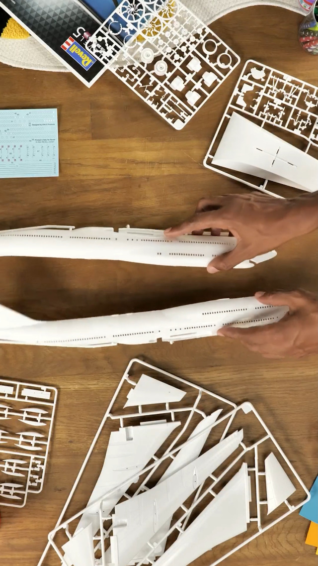 Amazon.com: Revell 03891, Boeing 747-8 Lufthansa New Livery, 1:144