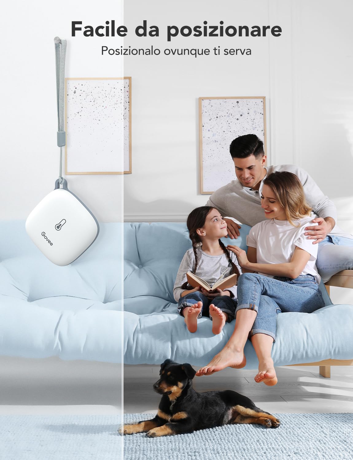 Urządzenie Govee H5179 zawieszone na ścianie, na tle rodziny i psa, co ilustruje elastyczne możliwości umiejscowienia urządzenia.