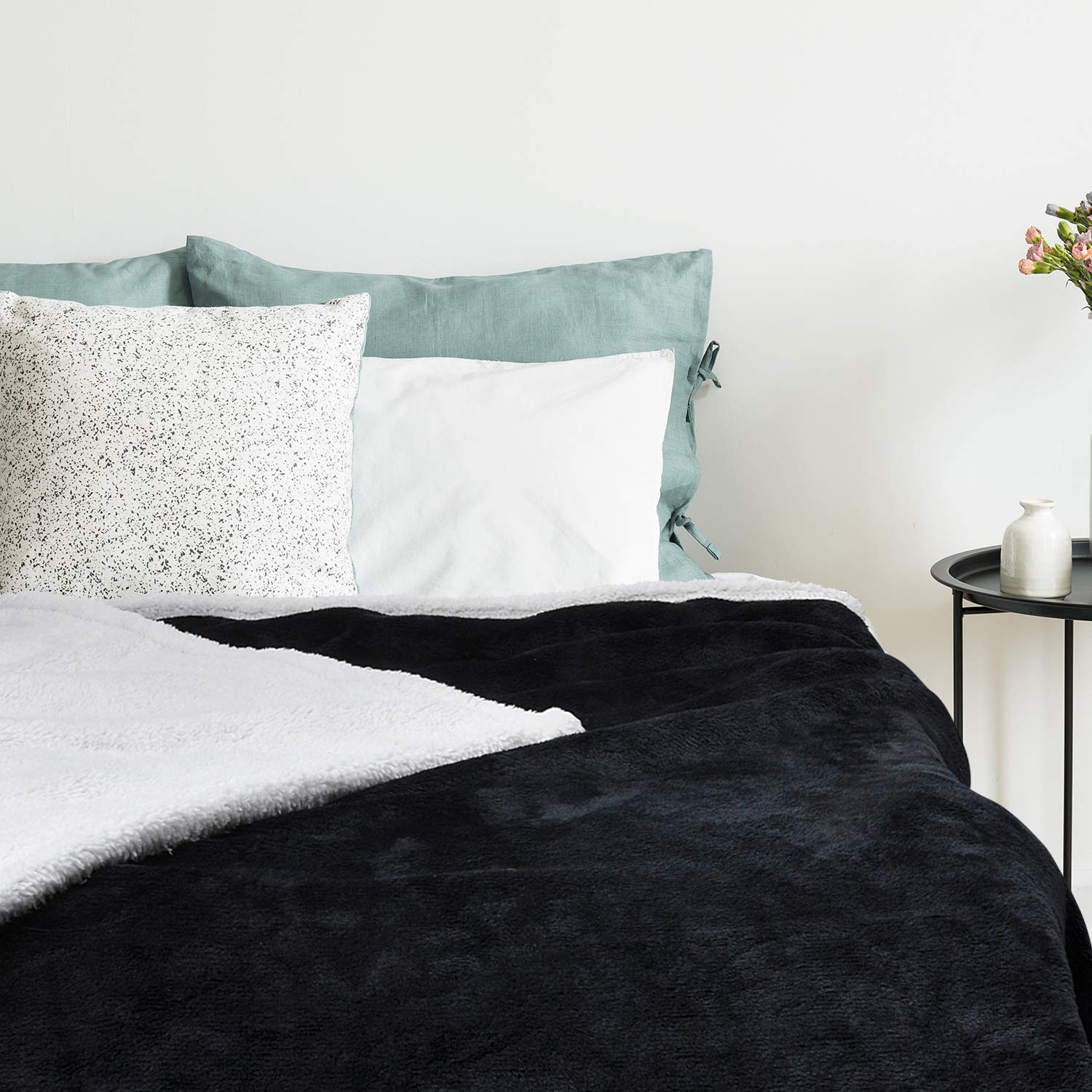 Amazon Com Sherpa Throws Blanket Super Soft Comfy Micro Mink Flush Fleece Couch Blanket Reversible Bed Throw Tv Blanket Comfort Caring Gift 50 X 60 Black Home Kitchen